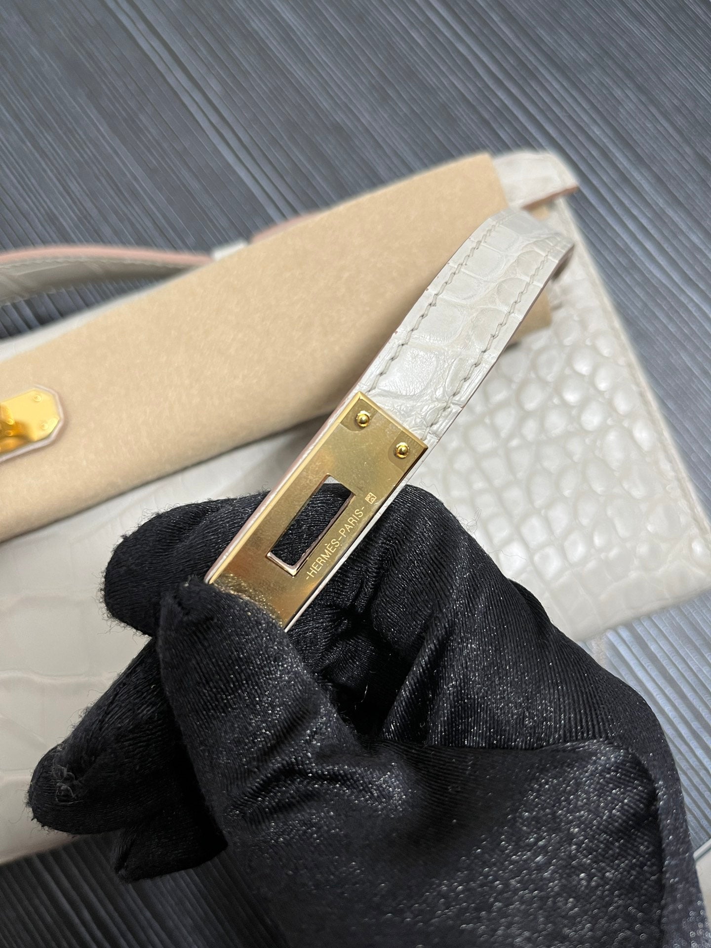 HERMES KELLY CUT 31 IN WHITE SHINNY ALLIGATOR LEATHER WITH GOLD HARDWARE