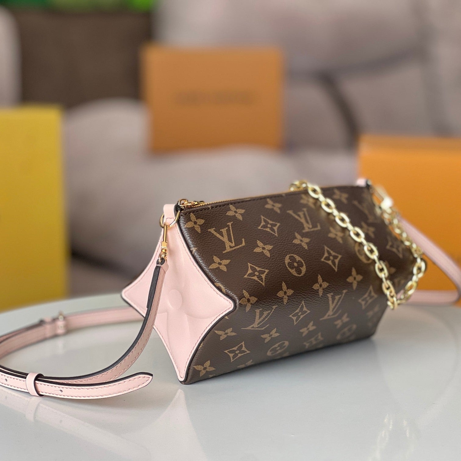 LOUIS VUITTON BLOOM POUCH 22 IN BROWN MONOGRAM CANVAS AND PASTEL PINK CALFSKIN SIDES