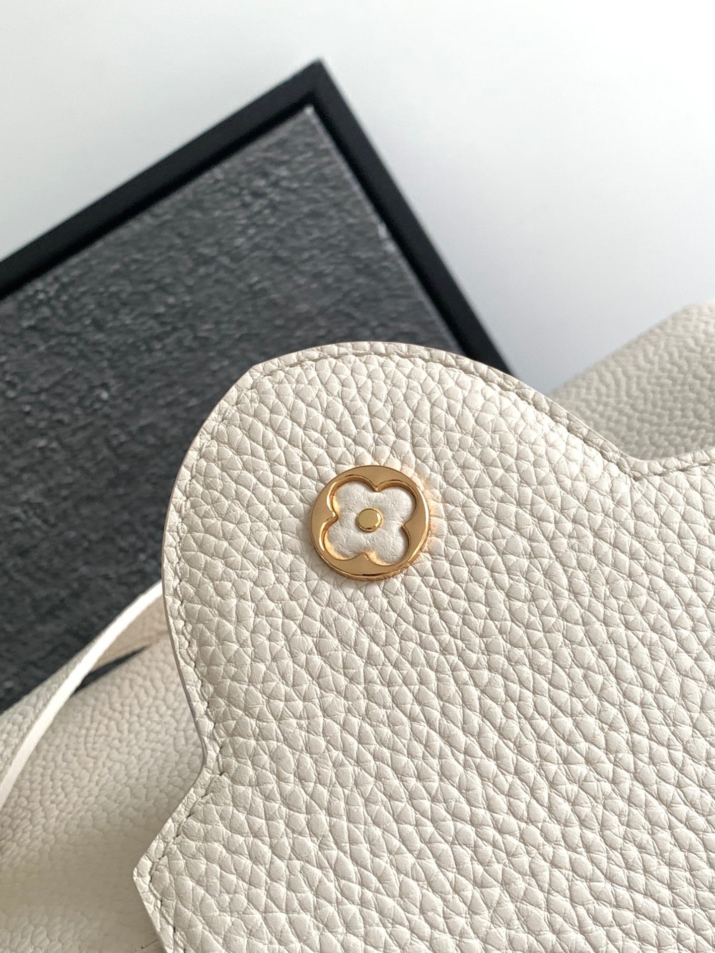 LOUIS VUITTON CAPUCINES BB 27 IN PEARL WHITE TAURILLON GOLD HARDWARE