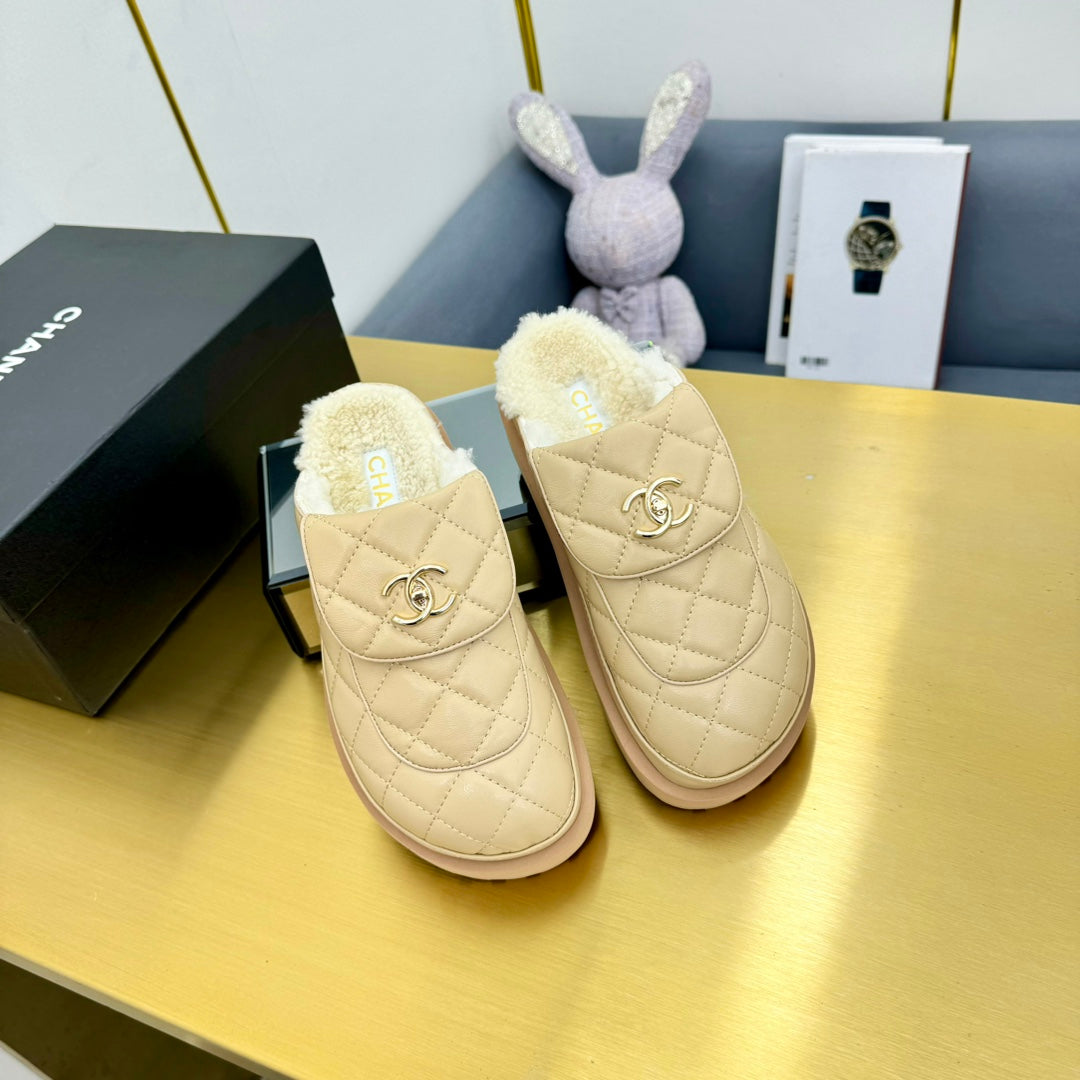 CHANEL THICK-SOLED SLIDE IN LIGHT YELLOW LAMBSKIN AND WOOL LINING