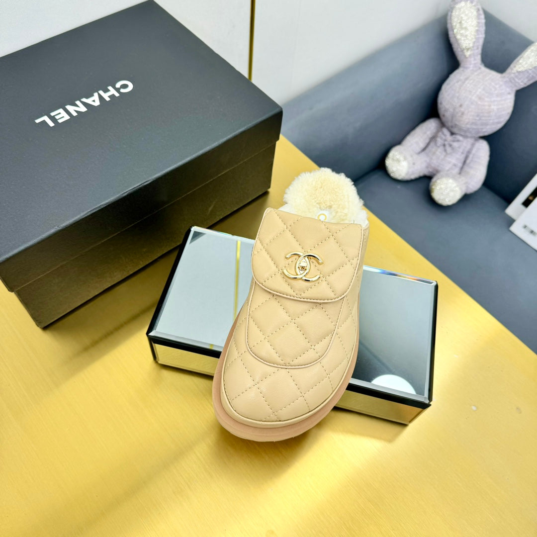 CHANEL THICK-SOLED SLIDE IN LIGHT YELLOW LAMBSKIN AND WOOL LINING