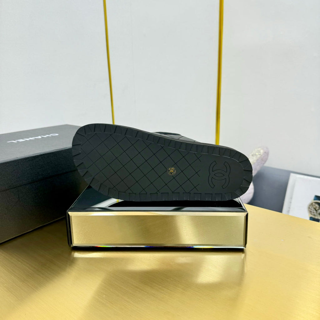 CHANEL THICK-SOLED SLIDE IN BLACK LAMBSKIN AND WOOL LINING