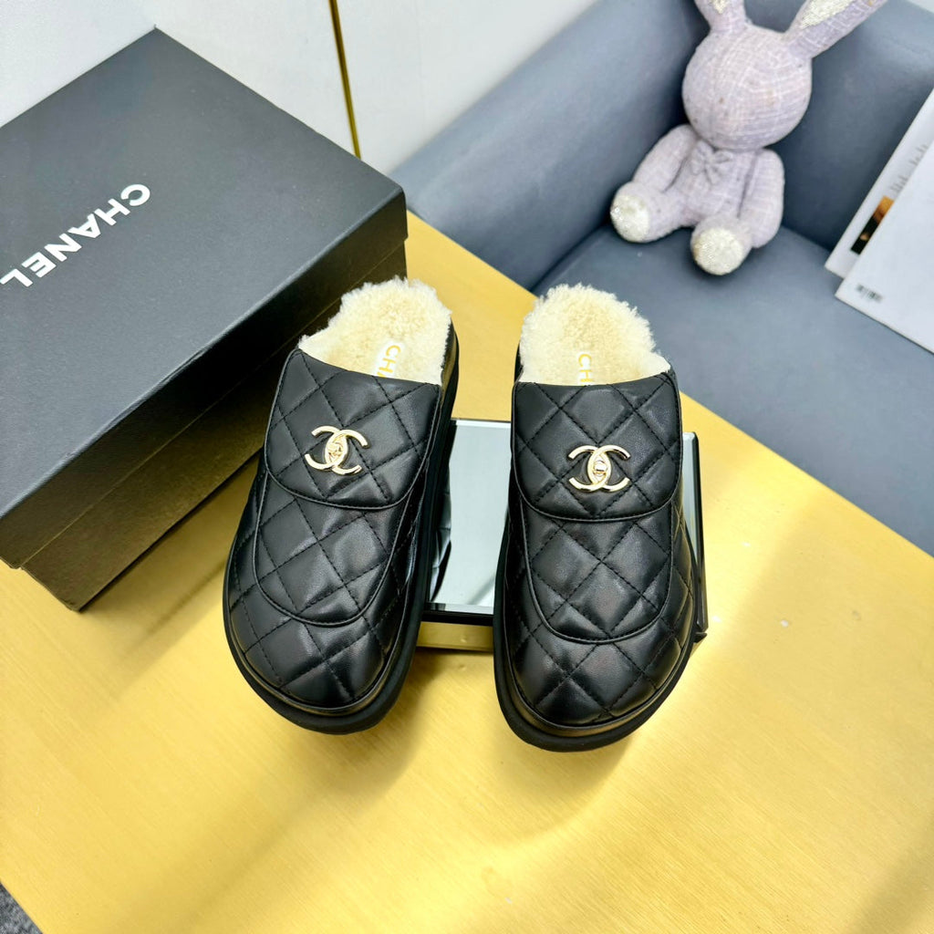 CHANEL THICK-SOLED SLIDE IN BLACK LAMBSKIN AND WOOL LINING
