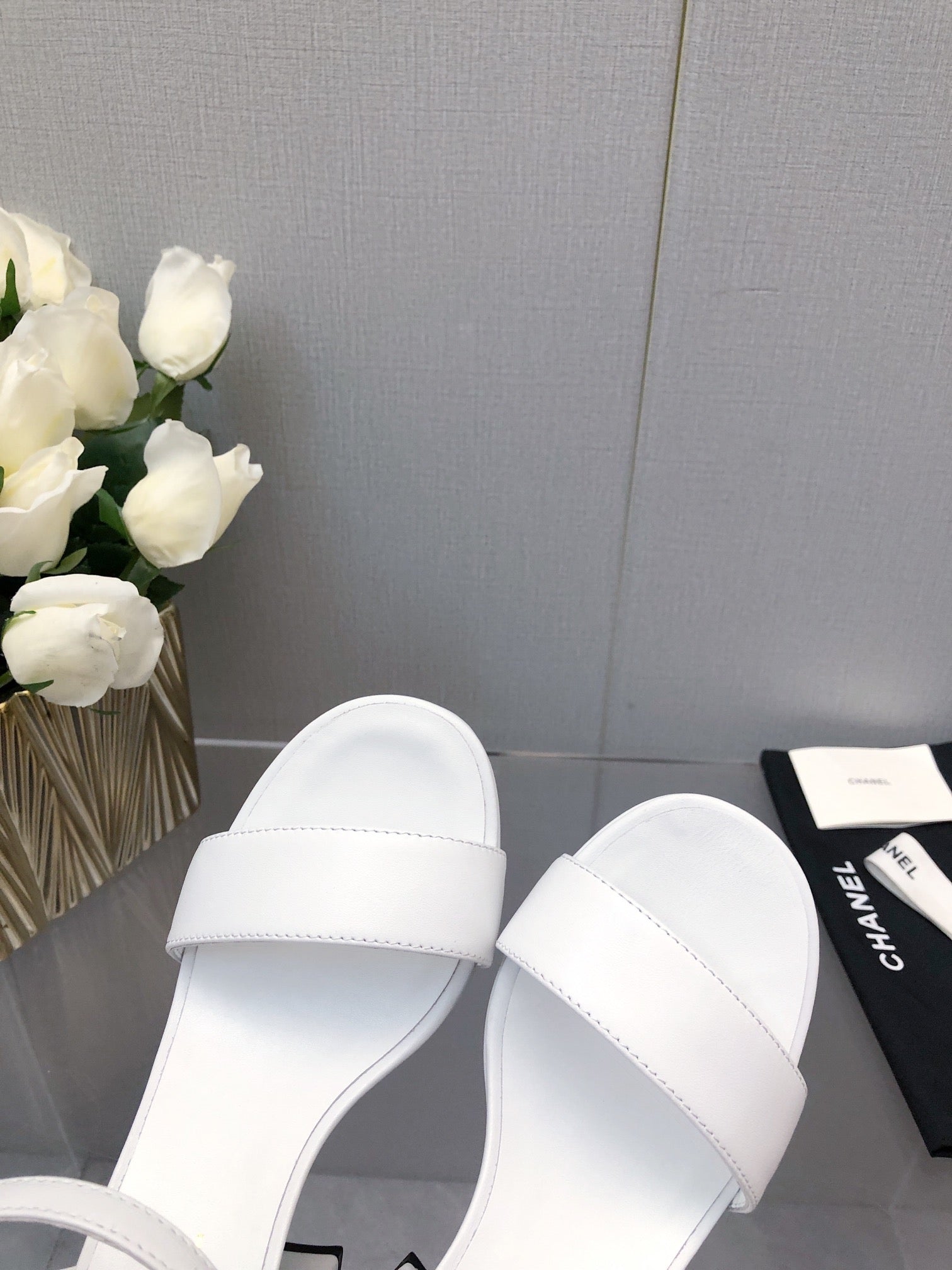 CHANEL BLOCK HEEL 9 CM SANDAL IN WHITE LAMBSKIN