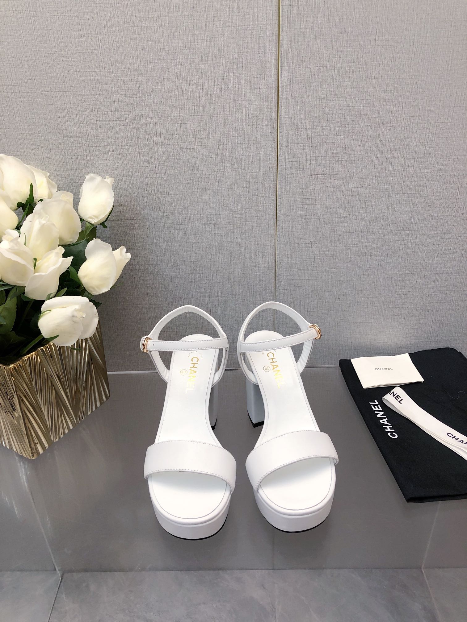 CHANEL BLOCK HEEL 9 CM SANDAL IN WHITE LAMBSKIN