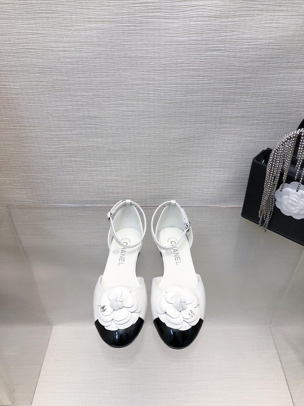 CHANEL WHITE MIX BLACK LAMBSKIN CAMELLIA HOLLOW SANDAL