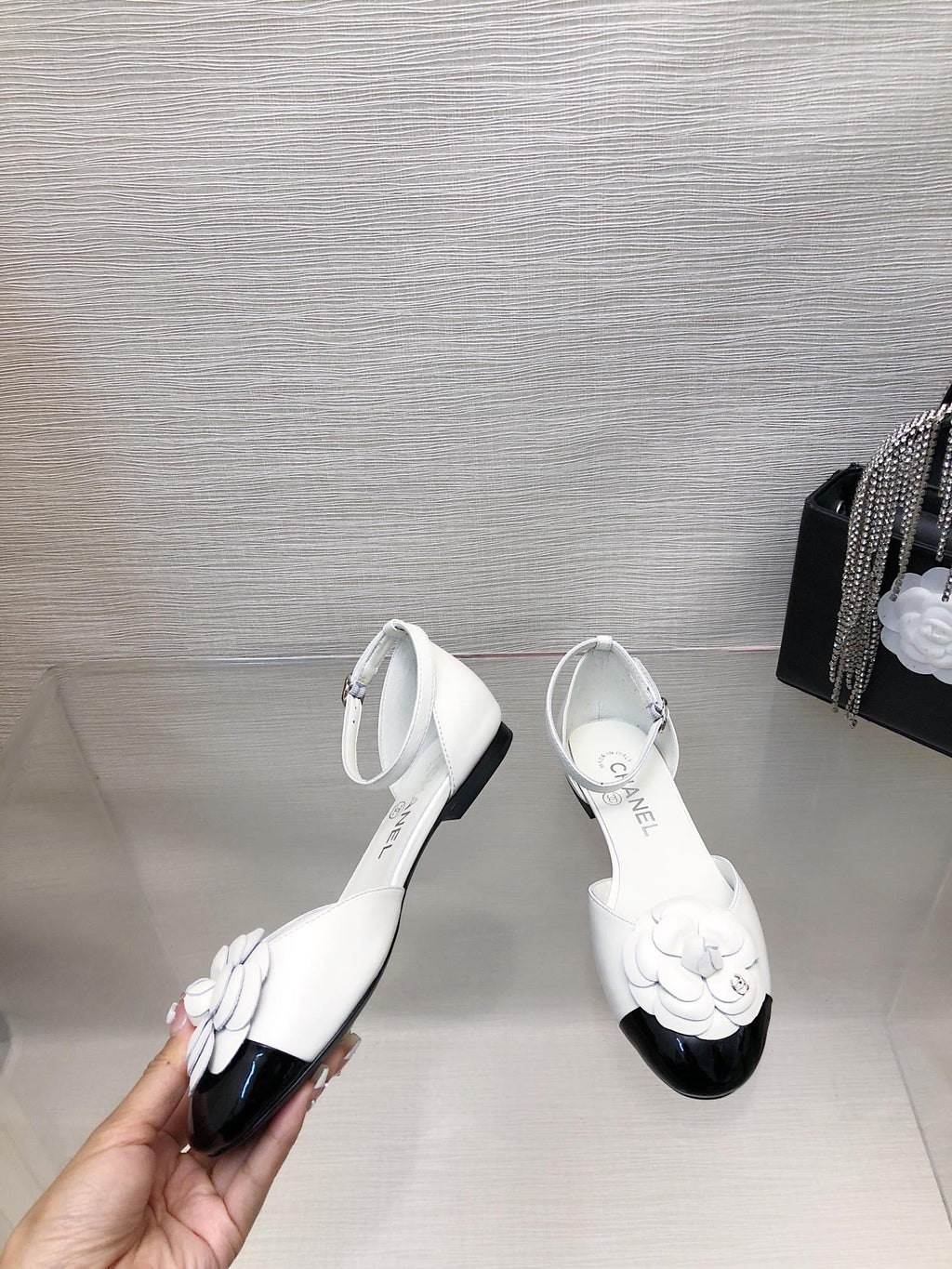 CHANEL WHITE MIX BLACK LAMBSKIN CAMELLIA HOLLOW SANDAL