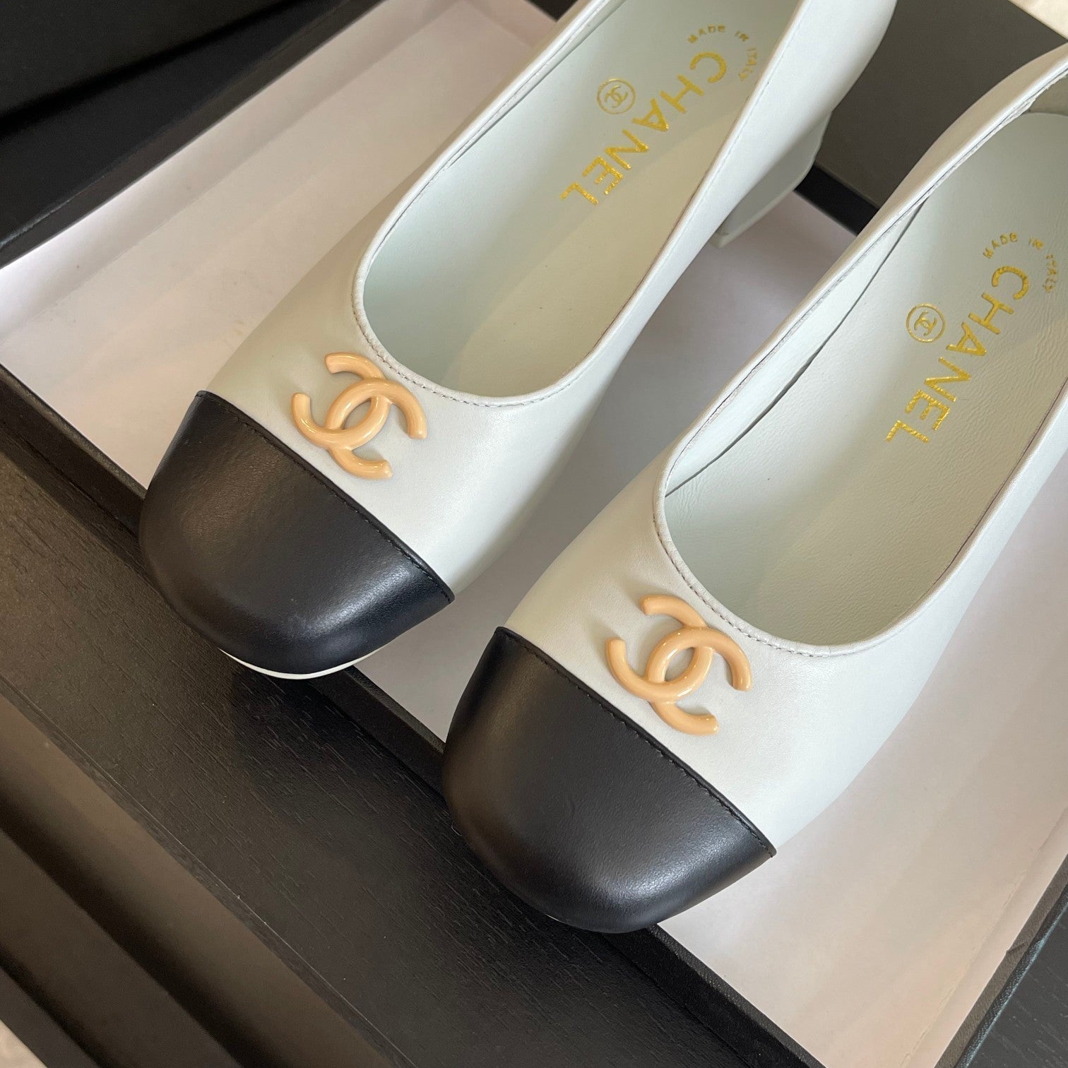 CHANEL PUMP WHITE MIX BLACK CALFSKIN