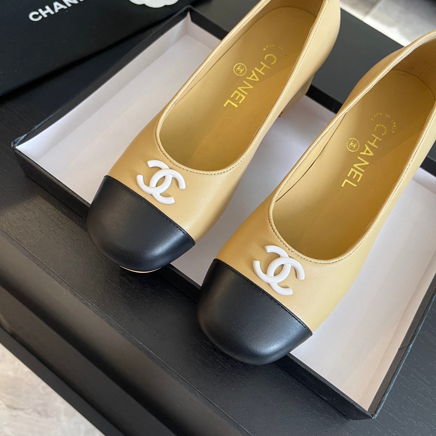 CHANEL PUMP DARK CREAM MIX BLACK CALFSKIN
