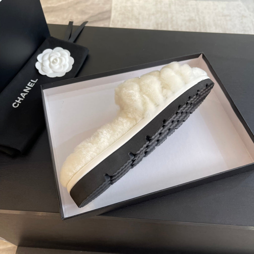 CHANEL SLIPPERS IN WHITE FUR
