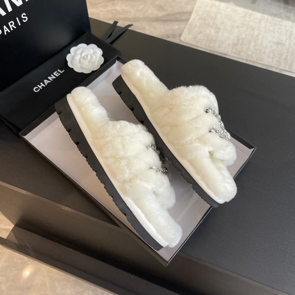 CHANEL SLIPPERS IN WHITE FUR