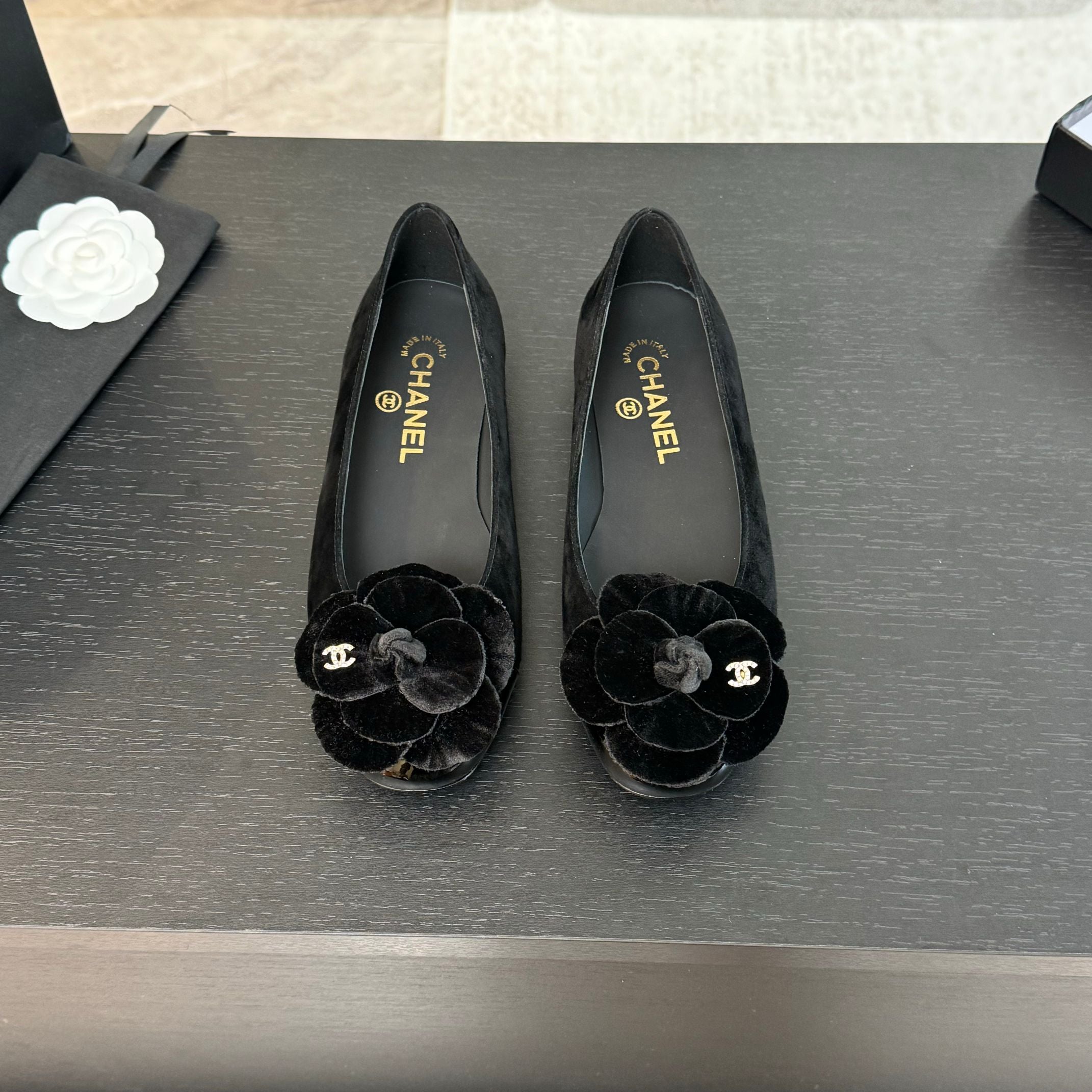 CHANEL BALLET FLATS IN BLACK SUEDE WITH CAMELLIA