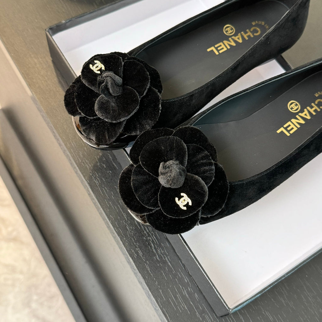 CHANEL BALLET FLATS IN BLACK SUEDE WITH CAMELLIA