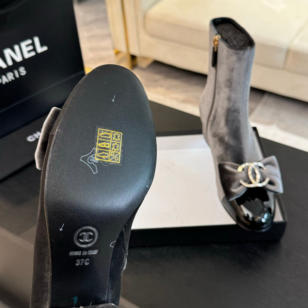 CHANEL SHORT BOOTS IN DOLPHIN GRAY VELVET AND BLACK LAMBSKIN