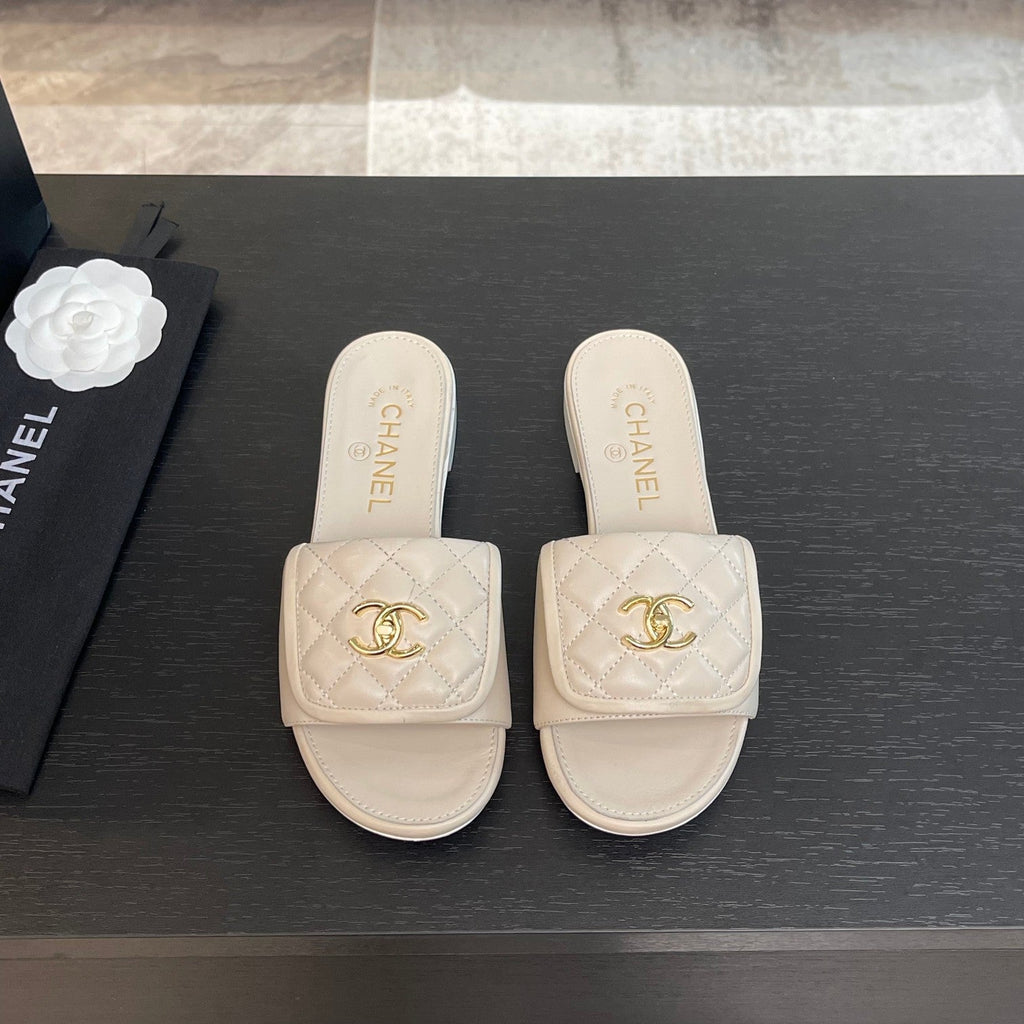 CHANEL FLAT MULE IN WHITE LAMBSKIN