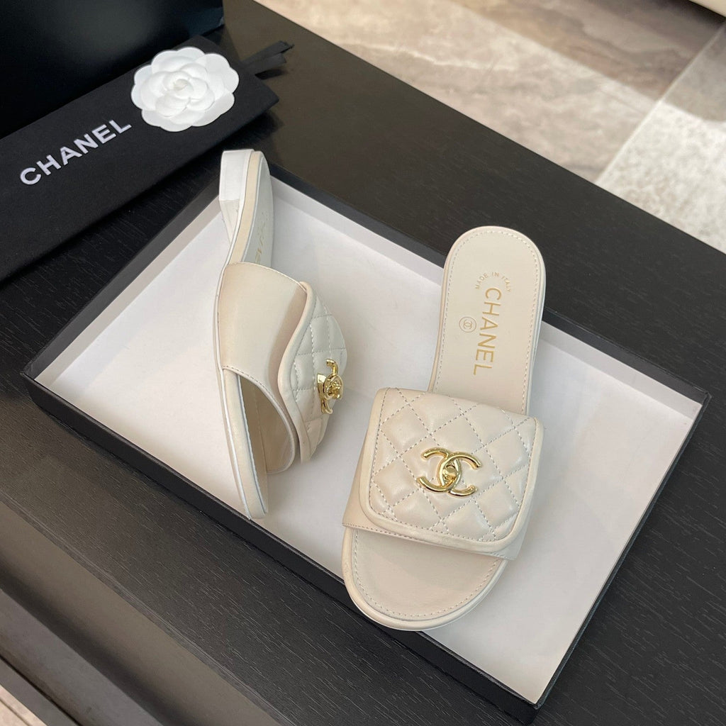 CHANEL FLAT MULE IN WHITE LAMBSKIN