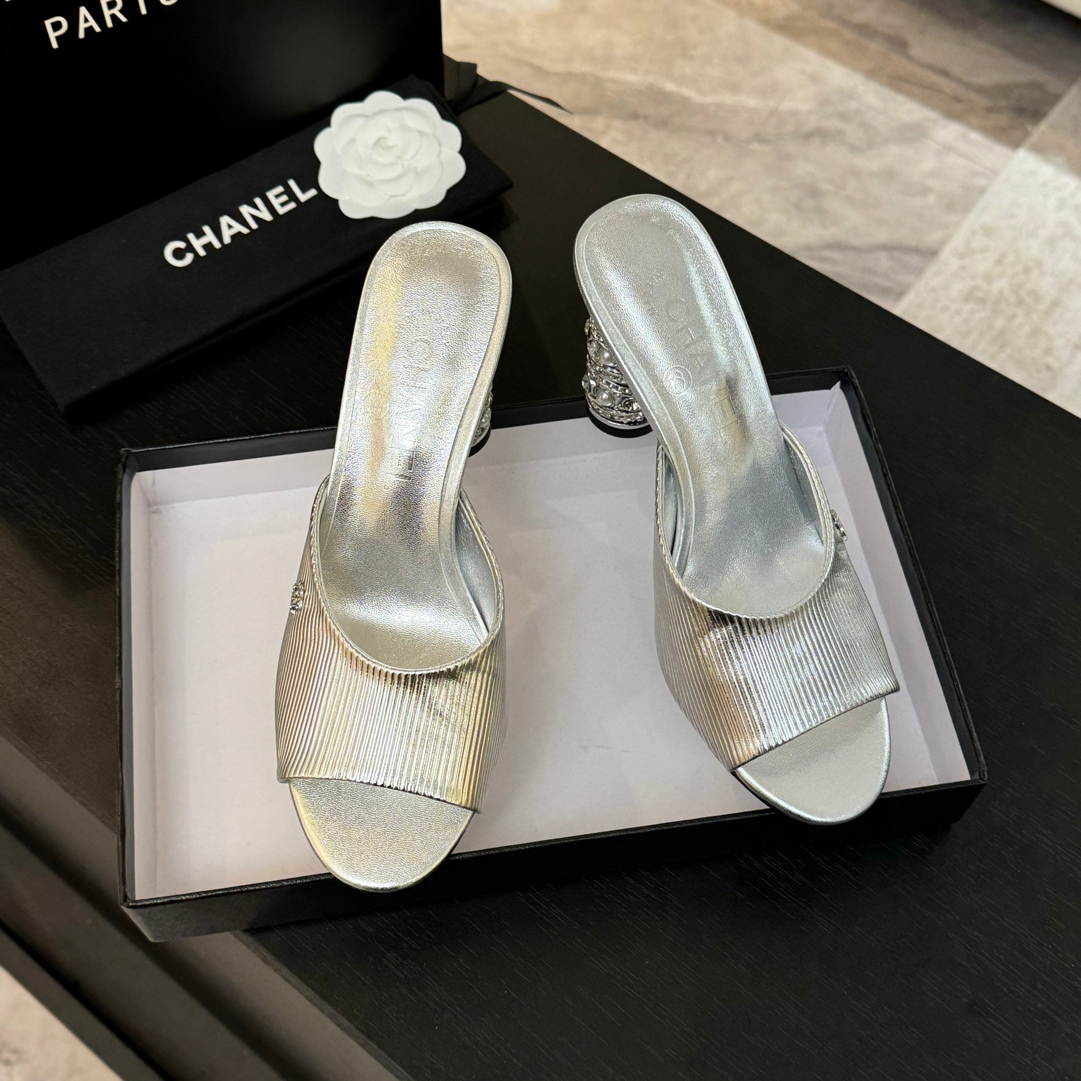CHANEL T-STRAP PEARL HEEL 85 MM SANDALS IN SILVER LAMBSKIN MULE