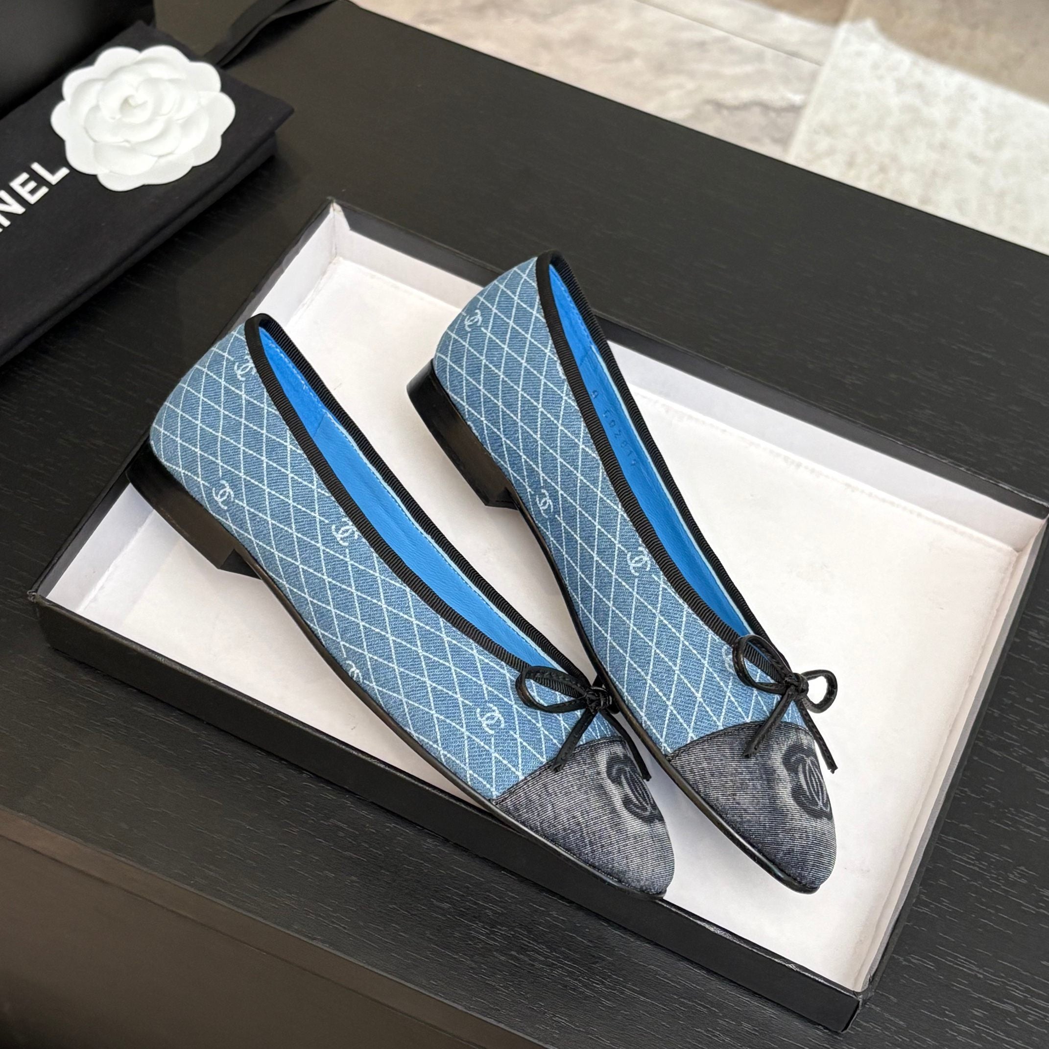 CHANEL BALLET FLATS IN LIGHT BLUE MIX BLACK MONOGRAM DENIM