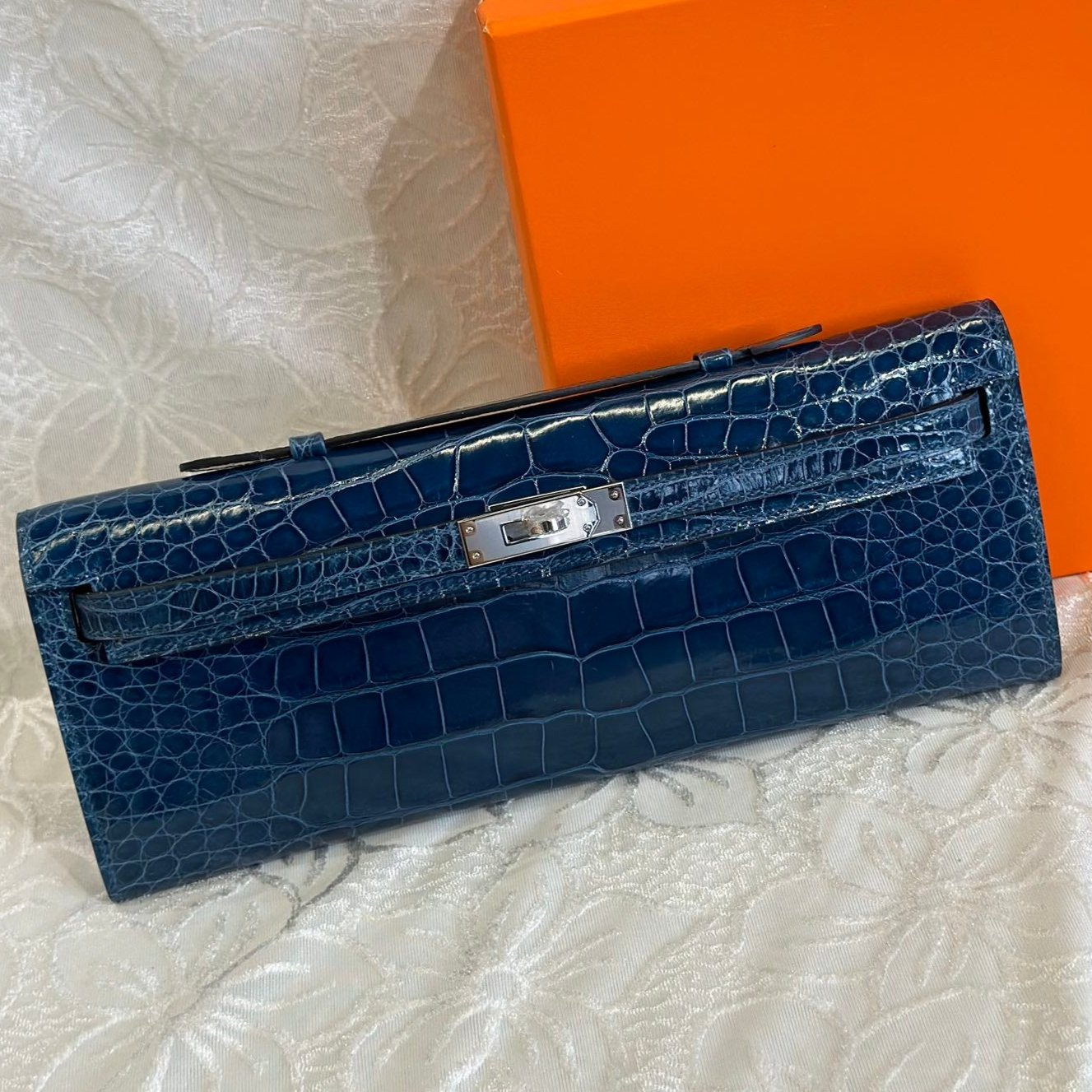 HERMES KELLY CUT 31 IN NAVY BLUE SHINNY ALLIGATOR LEATHER WITH SILVER HARDWARE