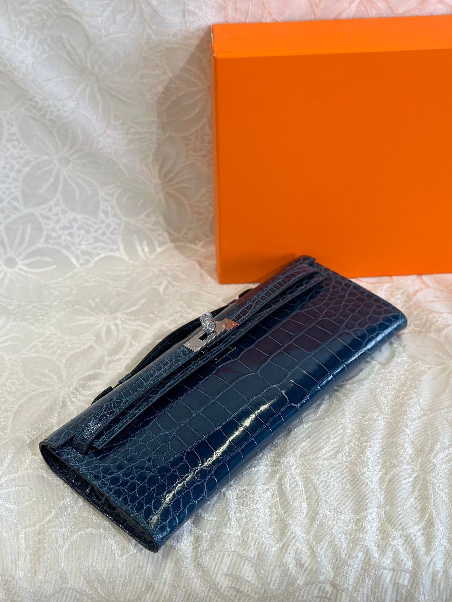 HERMES KELLY CUT 31 IN NAVY BLUE SHINNY ALLIGATOR LEATHER WITH SILVER HARDWARE