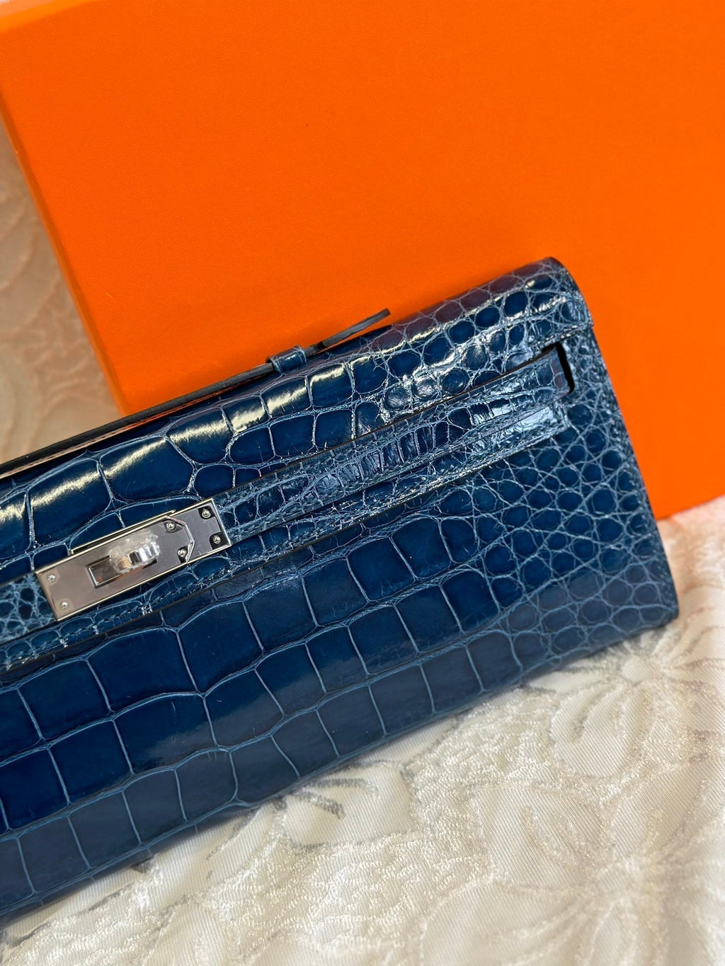 HERMES KELLY CUT 31 IN NAVY BLUE SHINNY ALLIGATOR LEATHER WITH SILVER HARDWARE