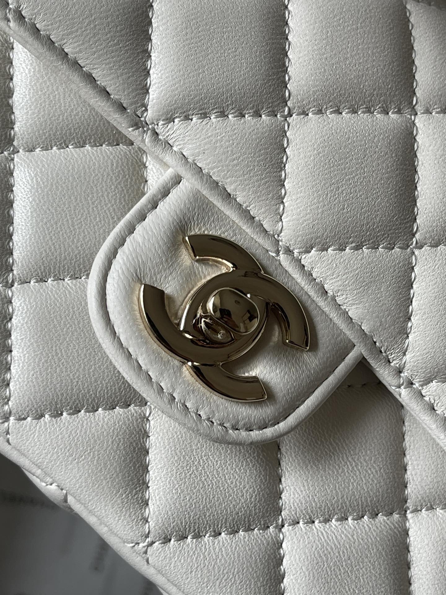 CHANEL MINI 18 FLAP BAG IN WHITE LAMBSKIN