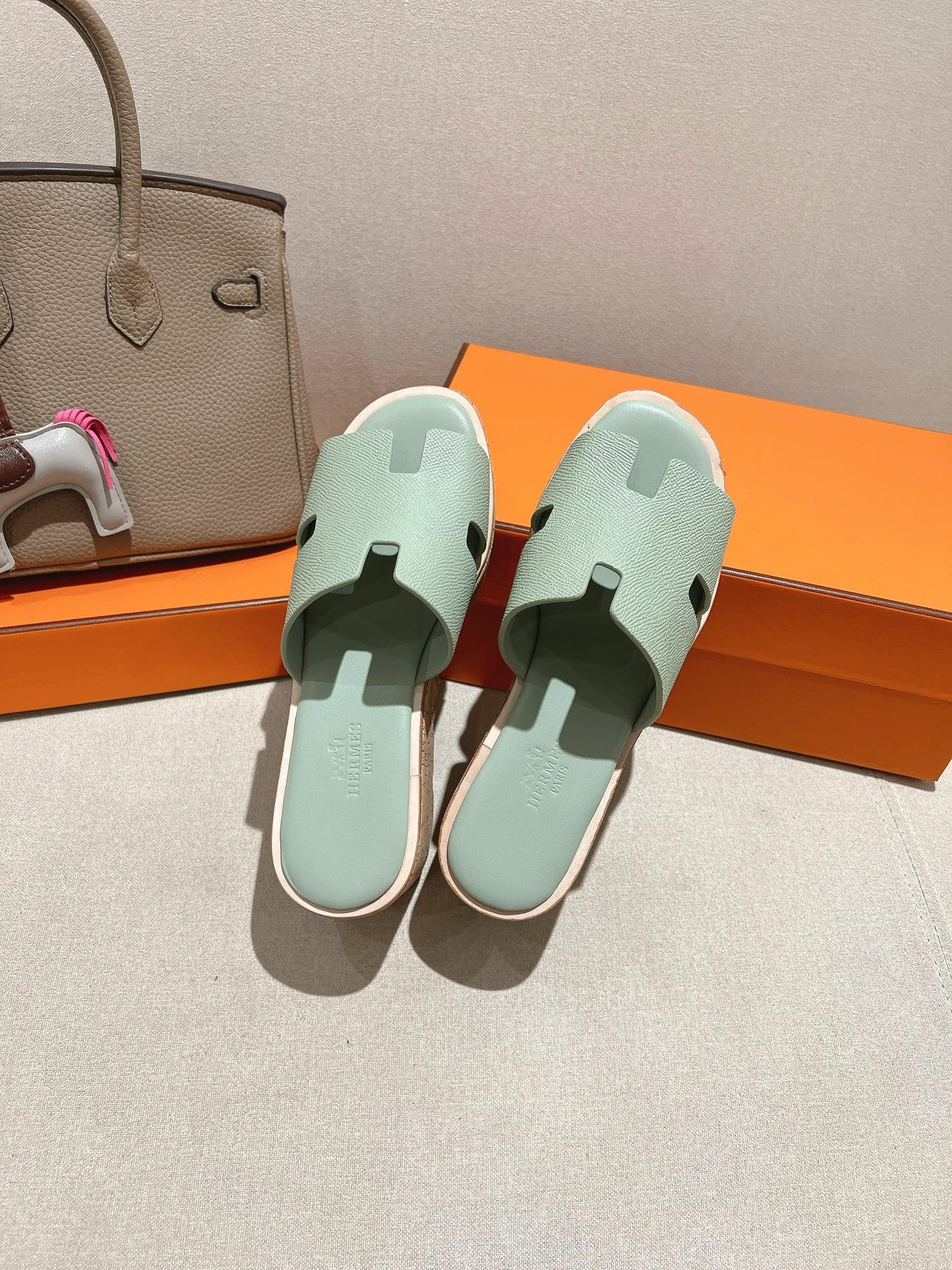HERMES 25S HIGH WEDGE SANDALS IN SOFT MINT GREEN LAMBSKIN STYLE 28