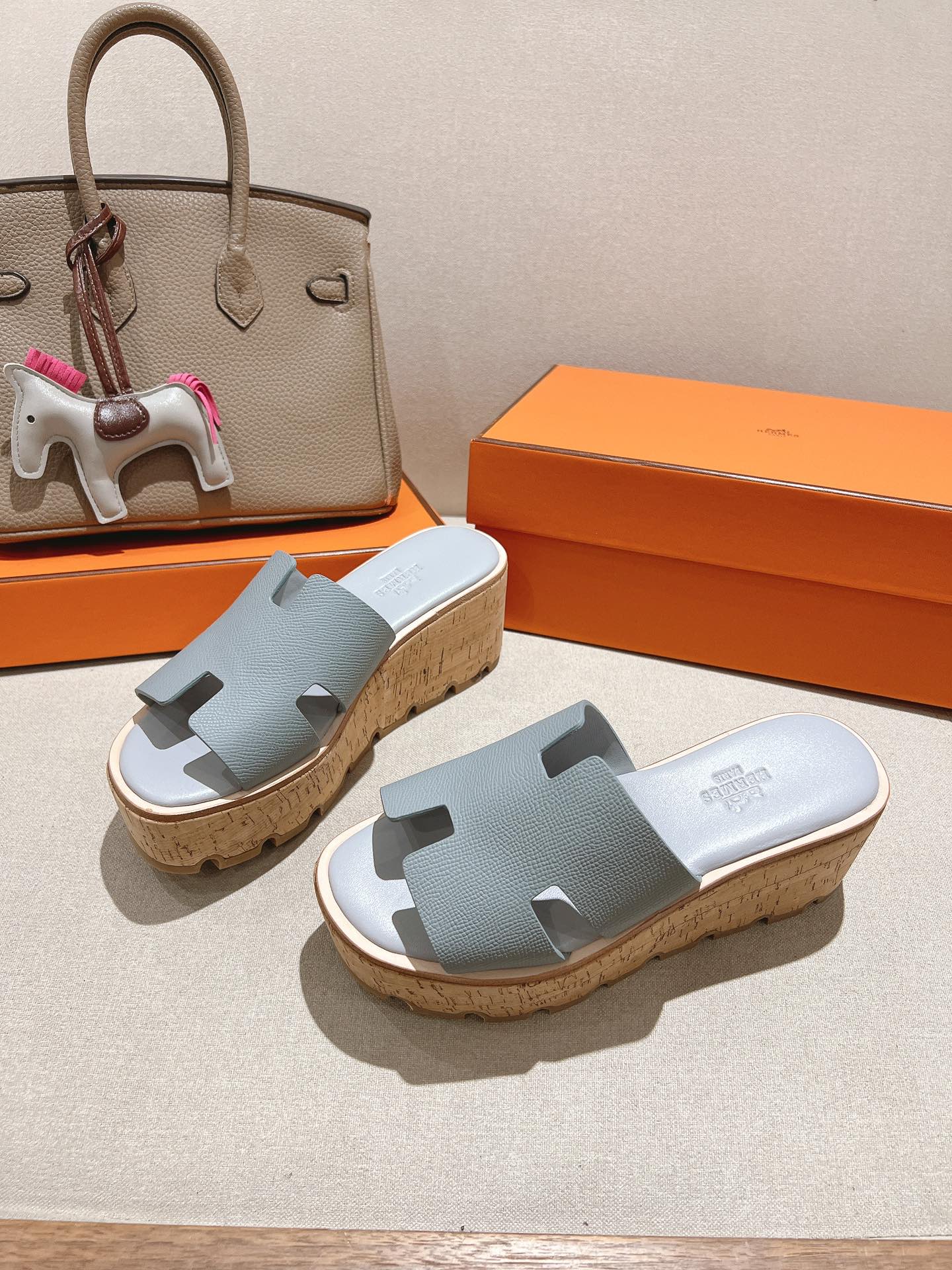 HERMES 25S HIGH WEDGE SANDALS IN LIGHT GREY LAMBSKIN STYLE 13