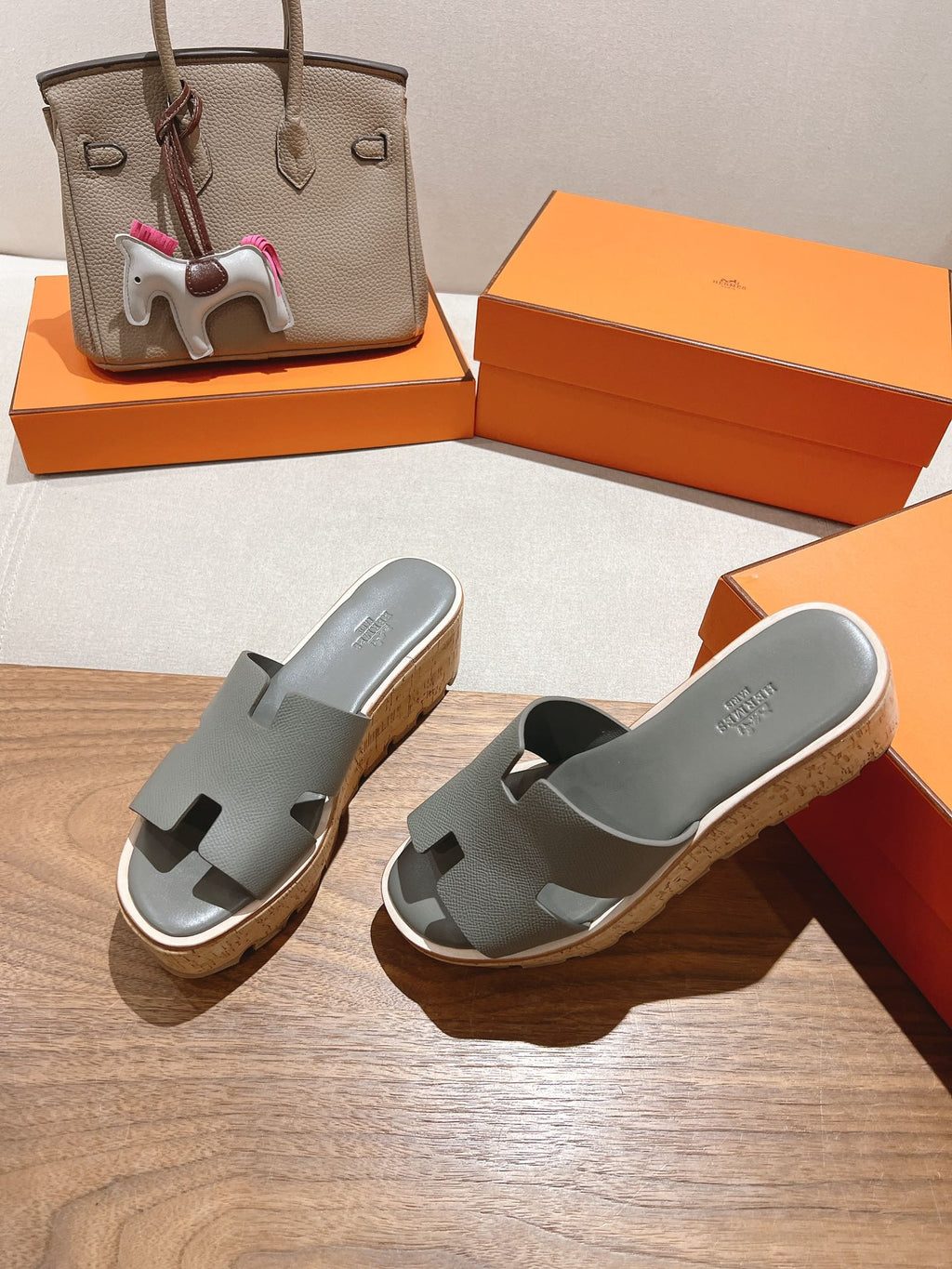 HERMES 25S HIGH WEDGE SANDALS IN LIGHT GREY LAMBSKIN STYLE 9
