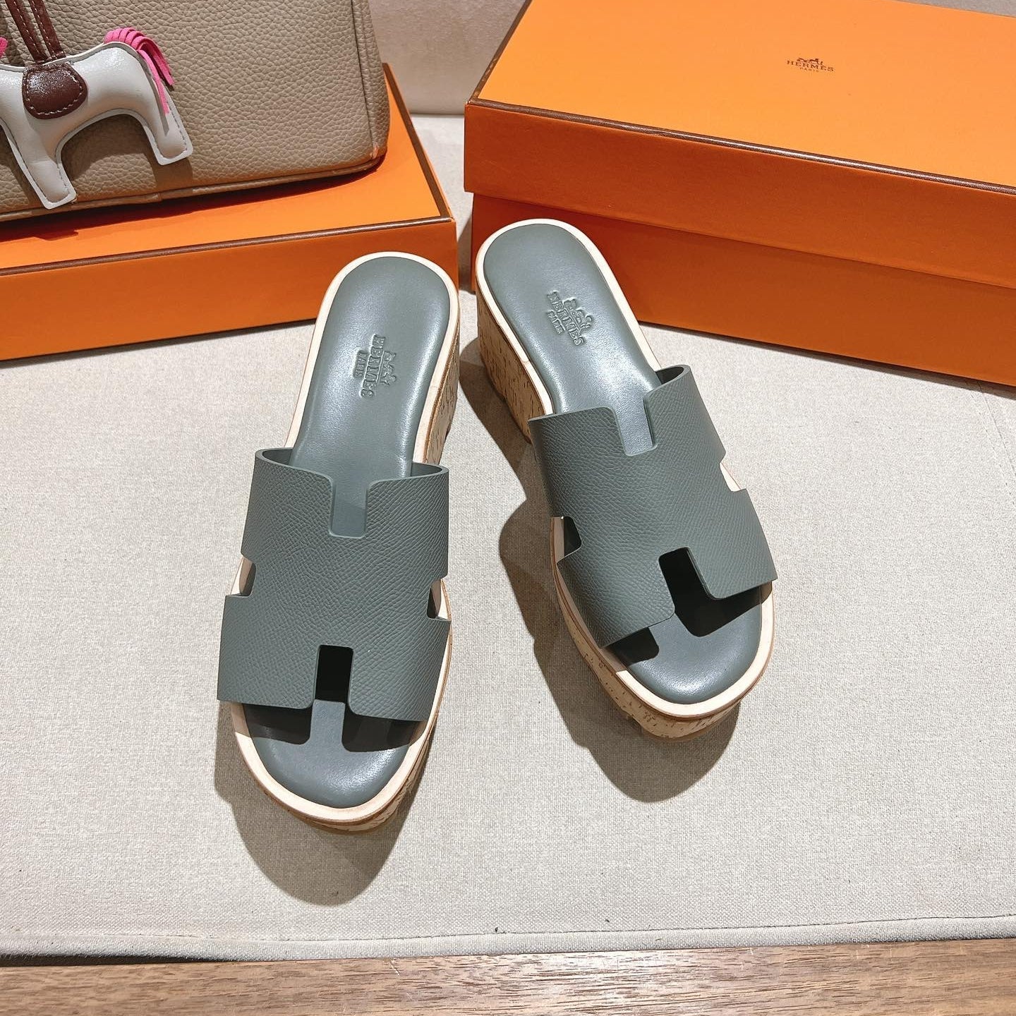 HERMES 25S HIGH WEDGE SANDALS IN GREY LAMBSKIN STYLE 7