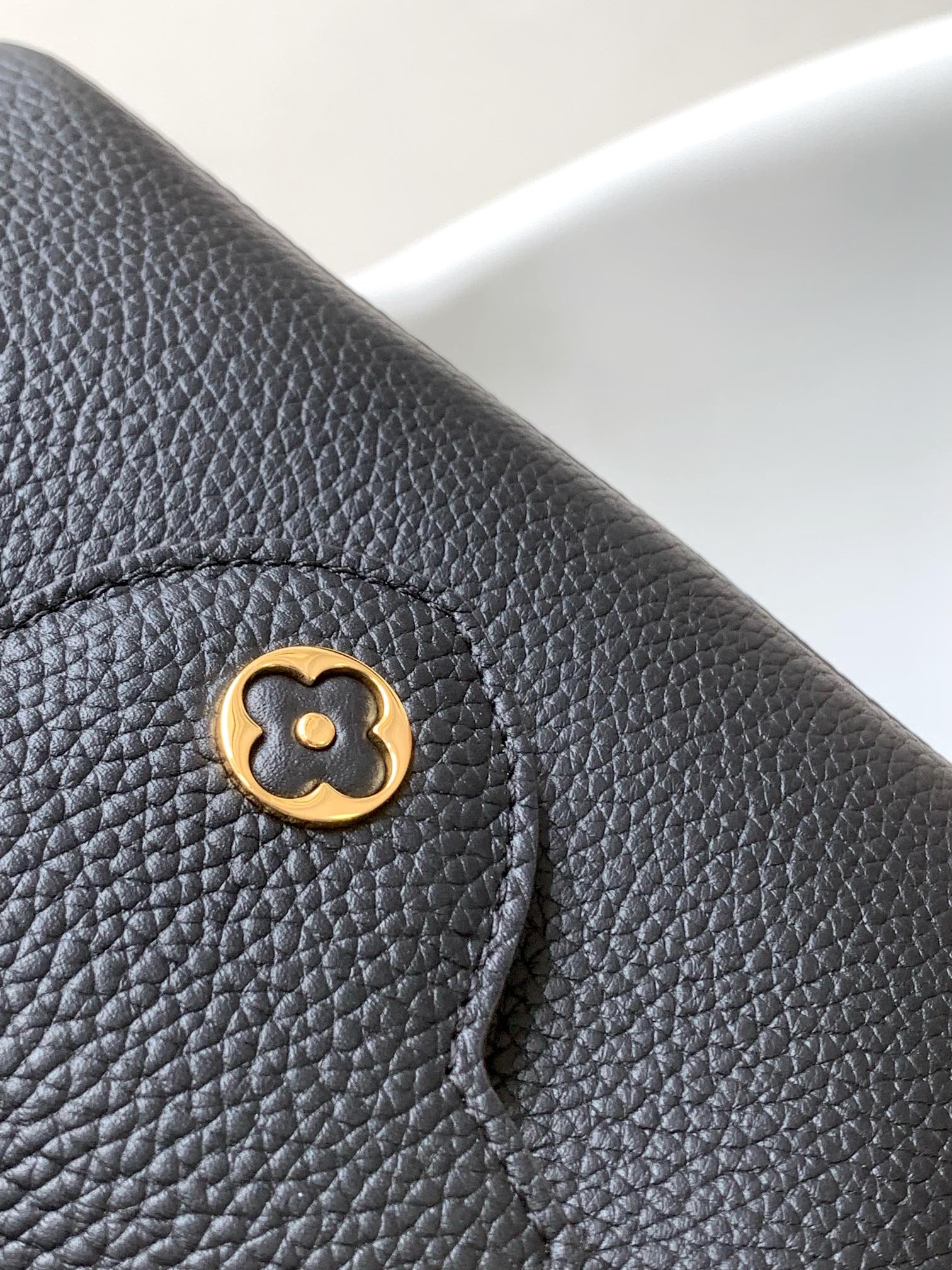 LOUIS VUITTON CAPUCINES MM BAG 21 IN BLACK TAURILLON COWHIDE GOLD HARDWARE
