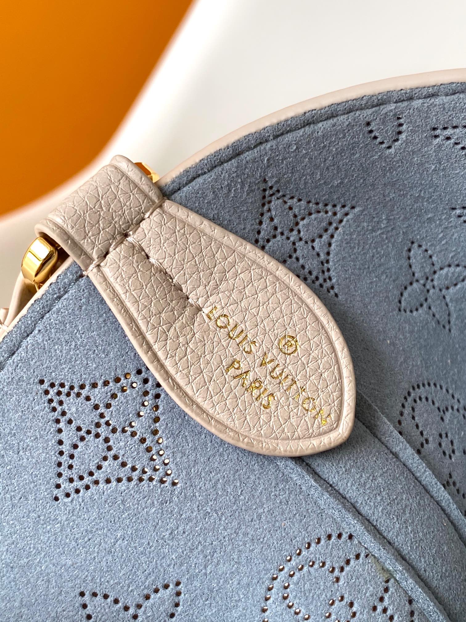 LOUIS VUITTON BLOSSOM 20 IN LIGHT BEIGE MAHINA CALFSKIN