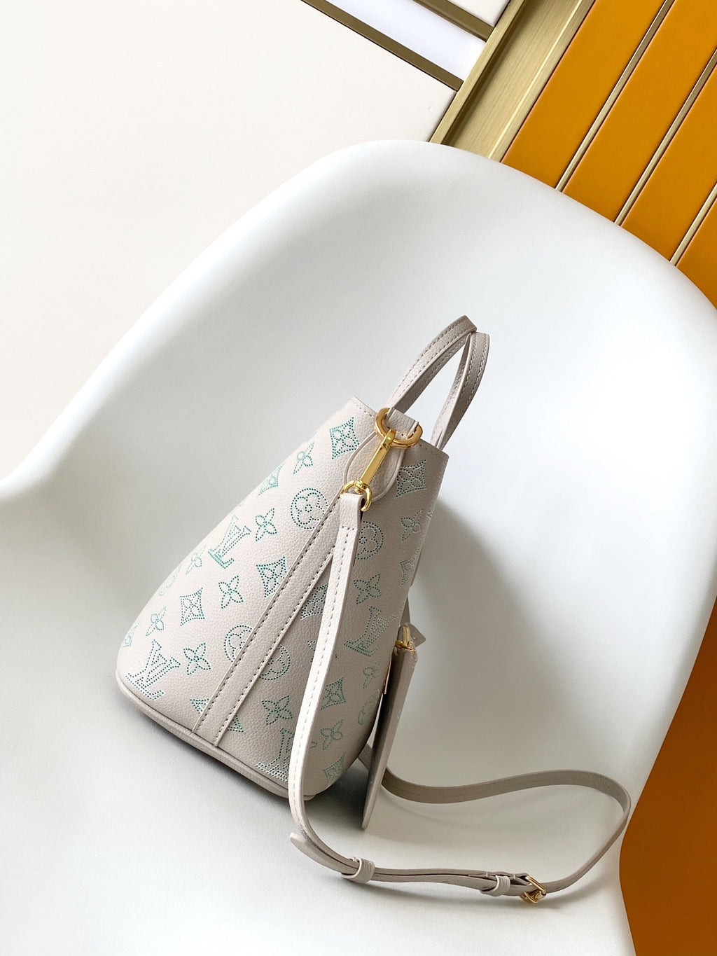LOUIS VUITTON BLOSSOM 20 IN LIGHT BEIGE MAHINA CALFSKIN