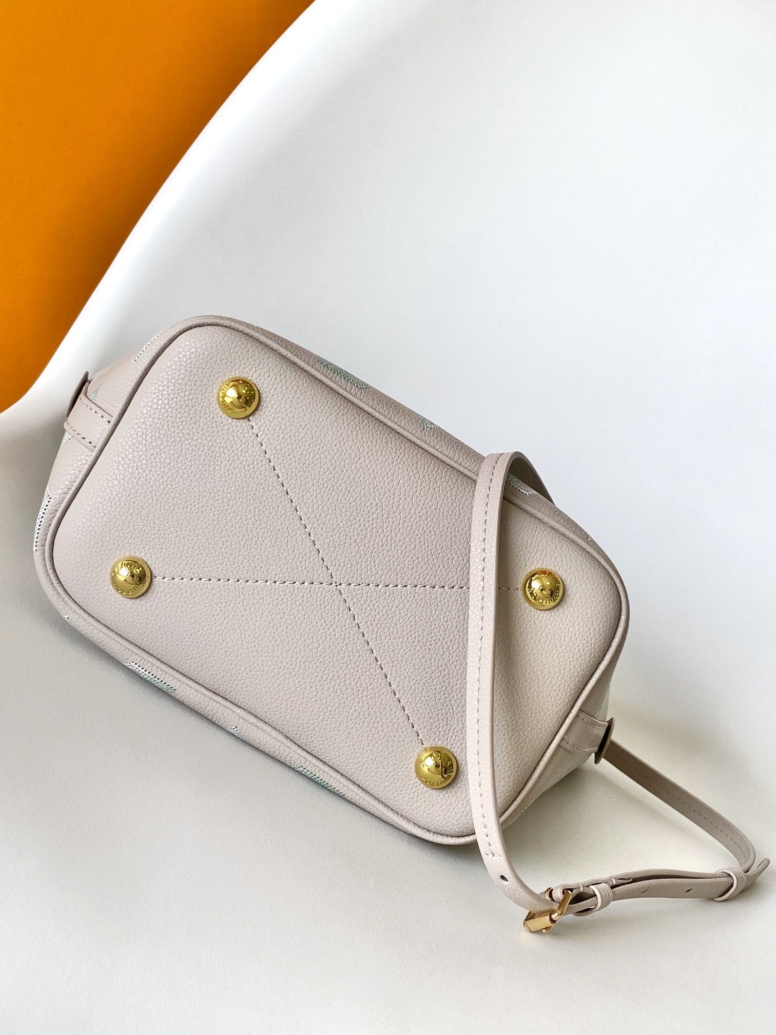 LOUIS VUITTON BLOSSOM 20 IN LIGHT BEIGE MAHINA CALFSKIN