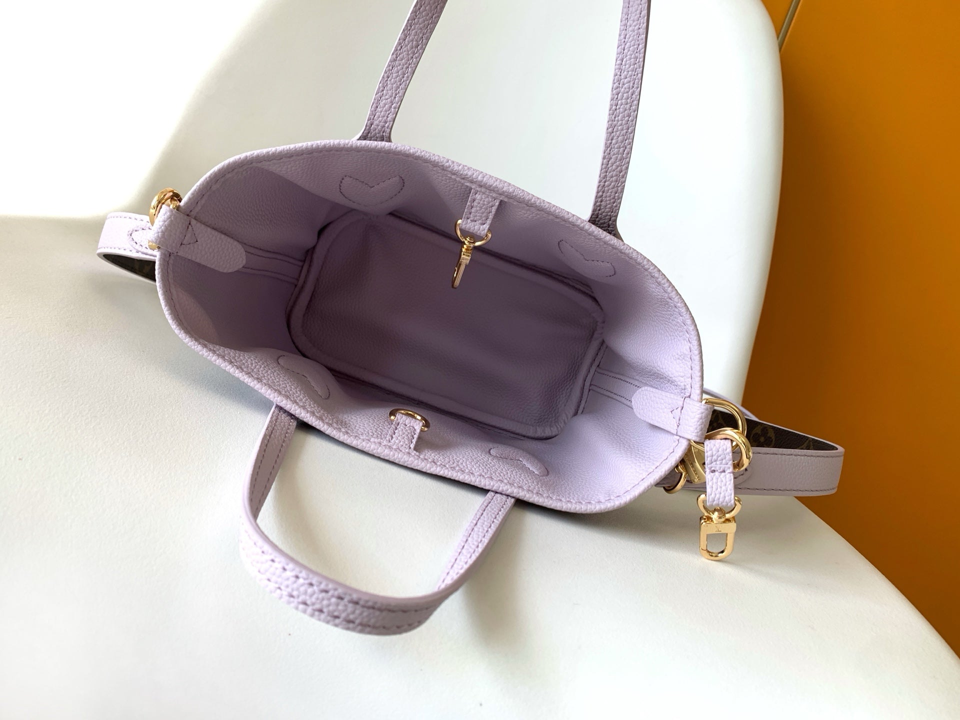 LOUIS VUITTON LV 25S NEVERFULL BANDOULIÈRE INSIDE OUT BB 24 IN LIGHT PURPLE AND BROWN CALFSKIN