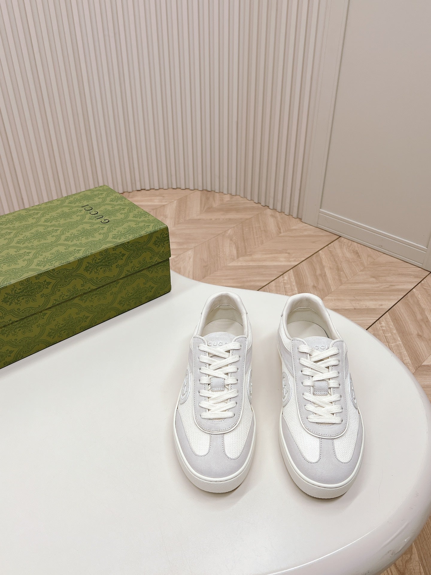 GUCCI SNEAKER WITH INTERLOCKING G IN WHITE SUEDE AND MESH