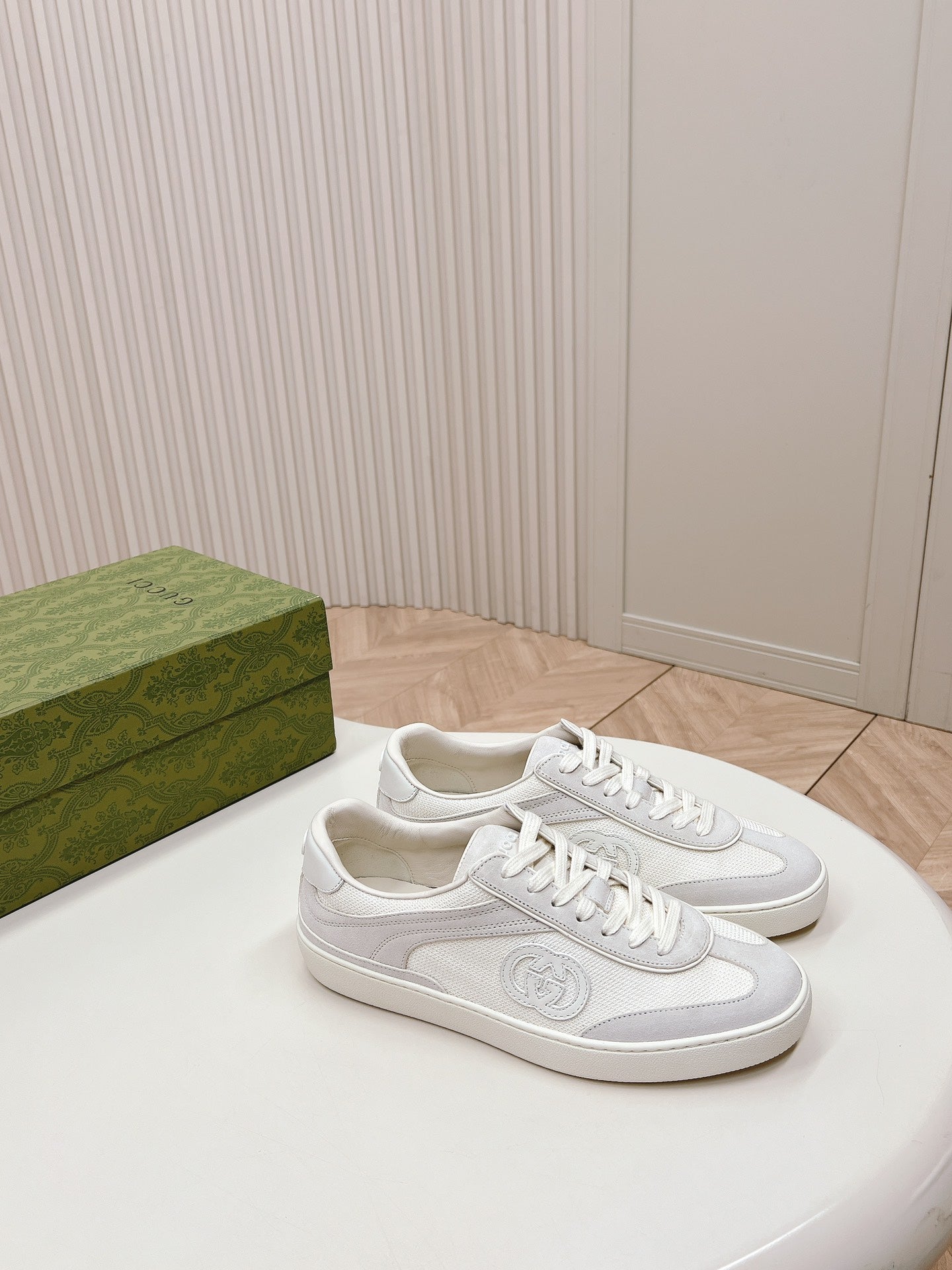 GUCCI SNEAKER WITH INTERLOCKING G IN WHITE SUEDE AND MESH
