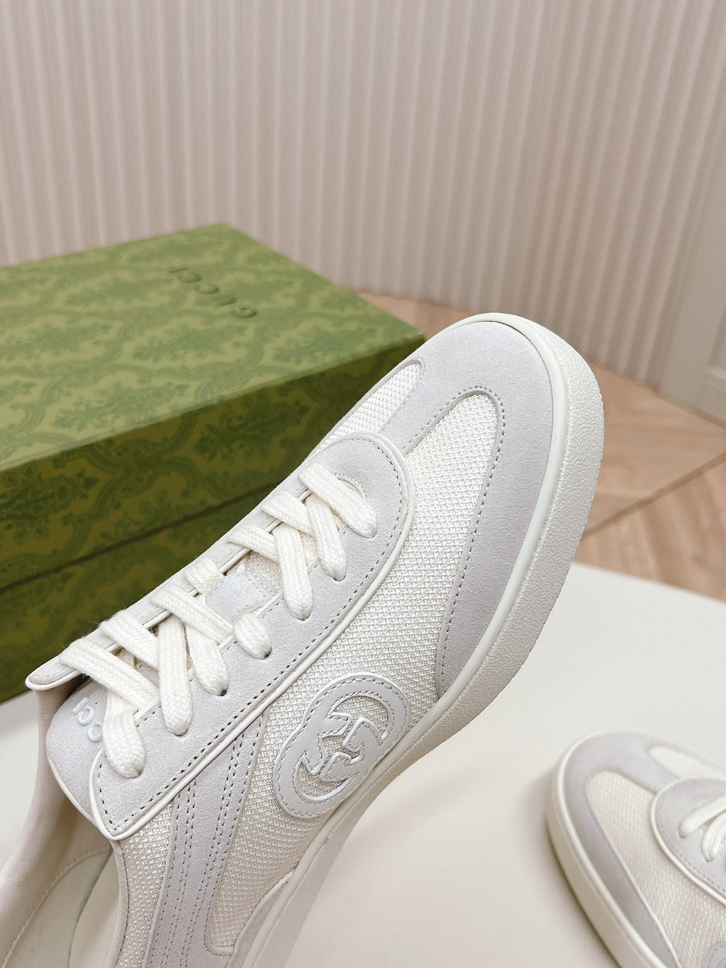 GUCCI SNEAKER WITH INTERLOCKING G IN WHITE SUEDE AND MESH