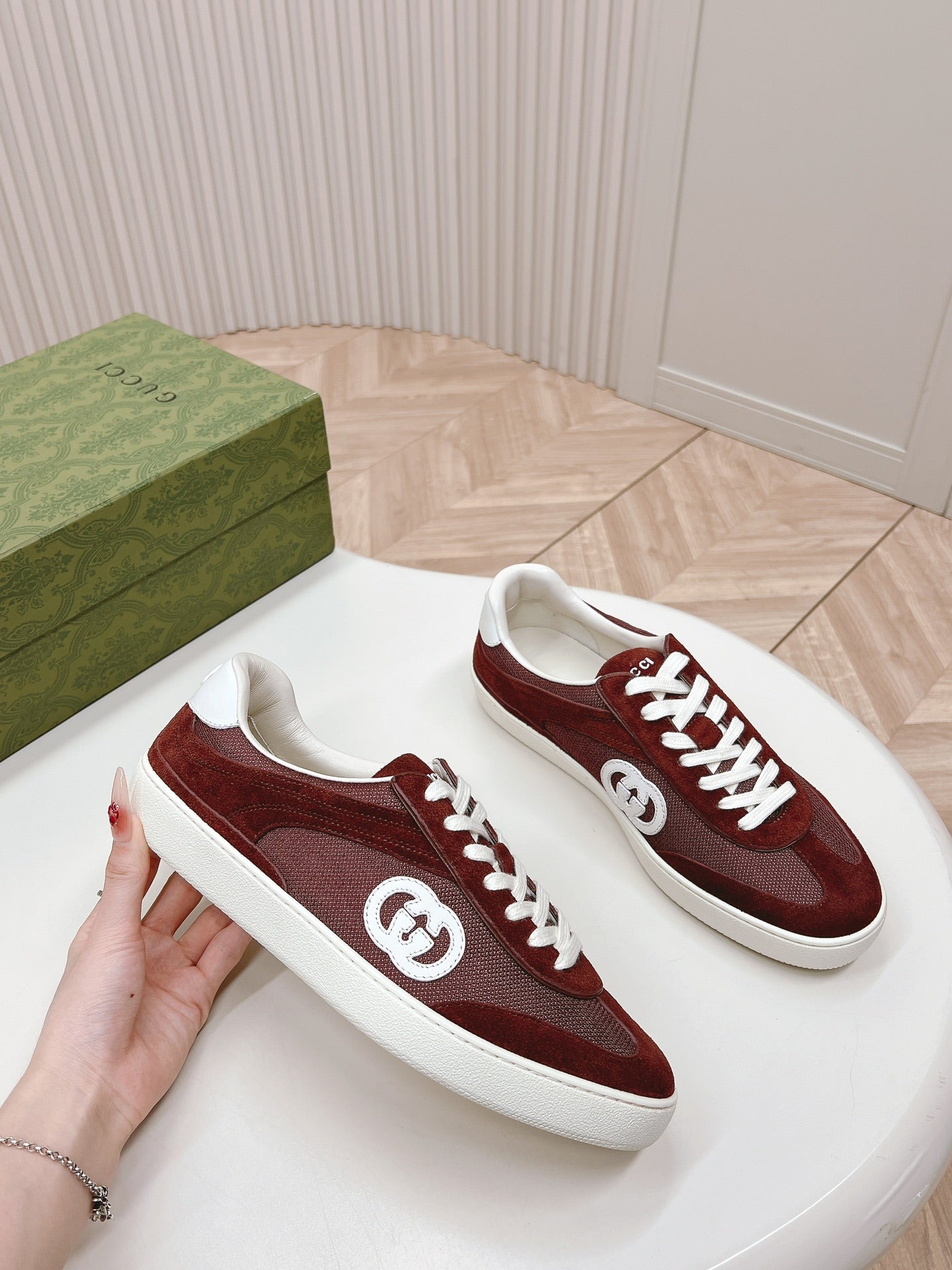 GUCCI SNEAKER WITH INTERLOCKING G IN GARNET RED SUEDE AND MESH