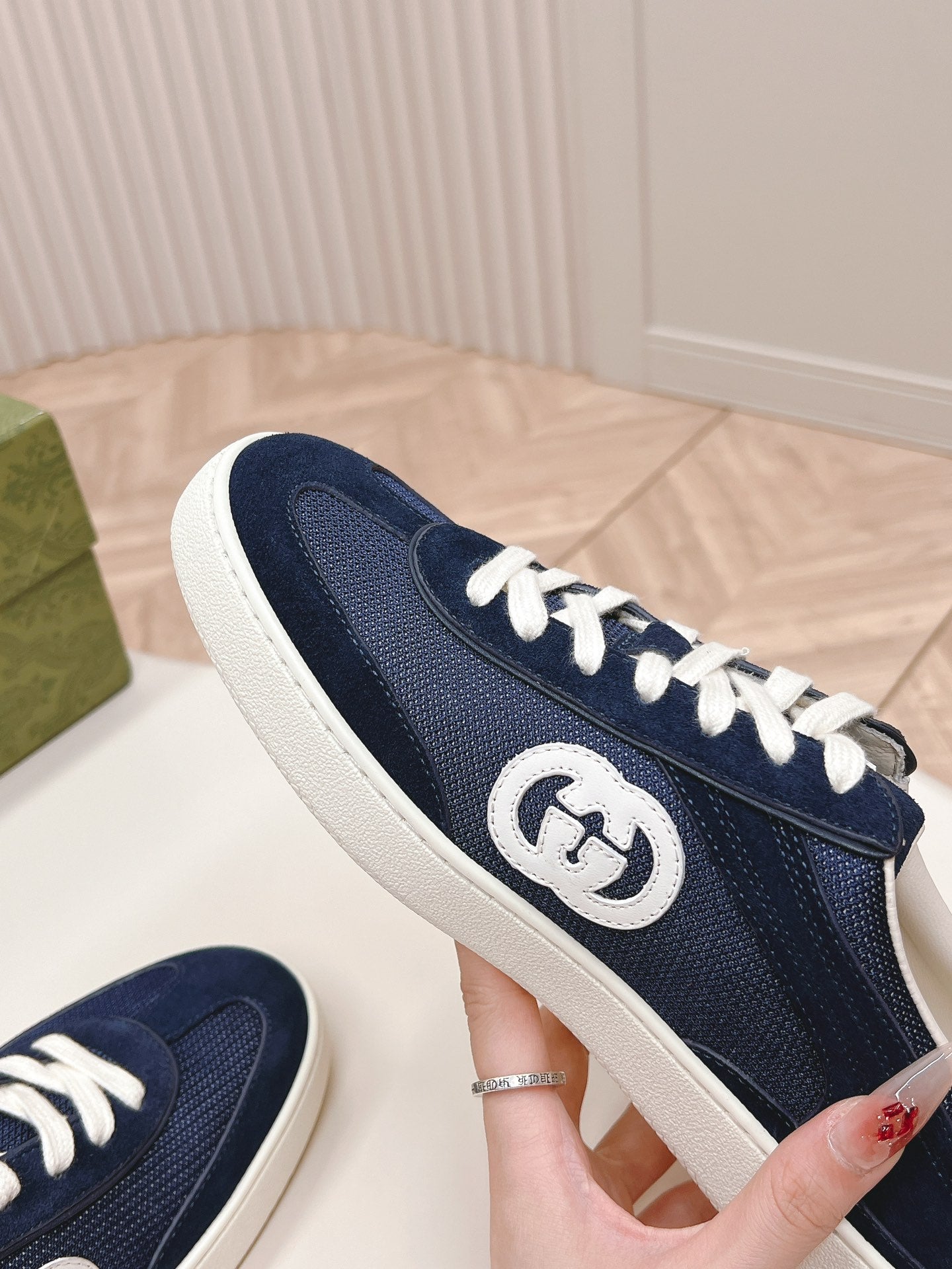 GUCCI SNEAKER WITH INTERLOCKING G IN SPACE BLUE SUEDE AND MESH