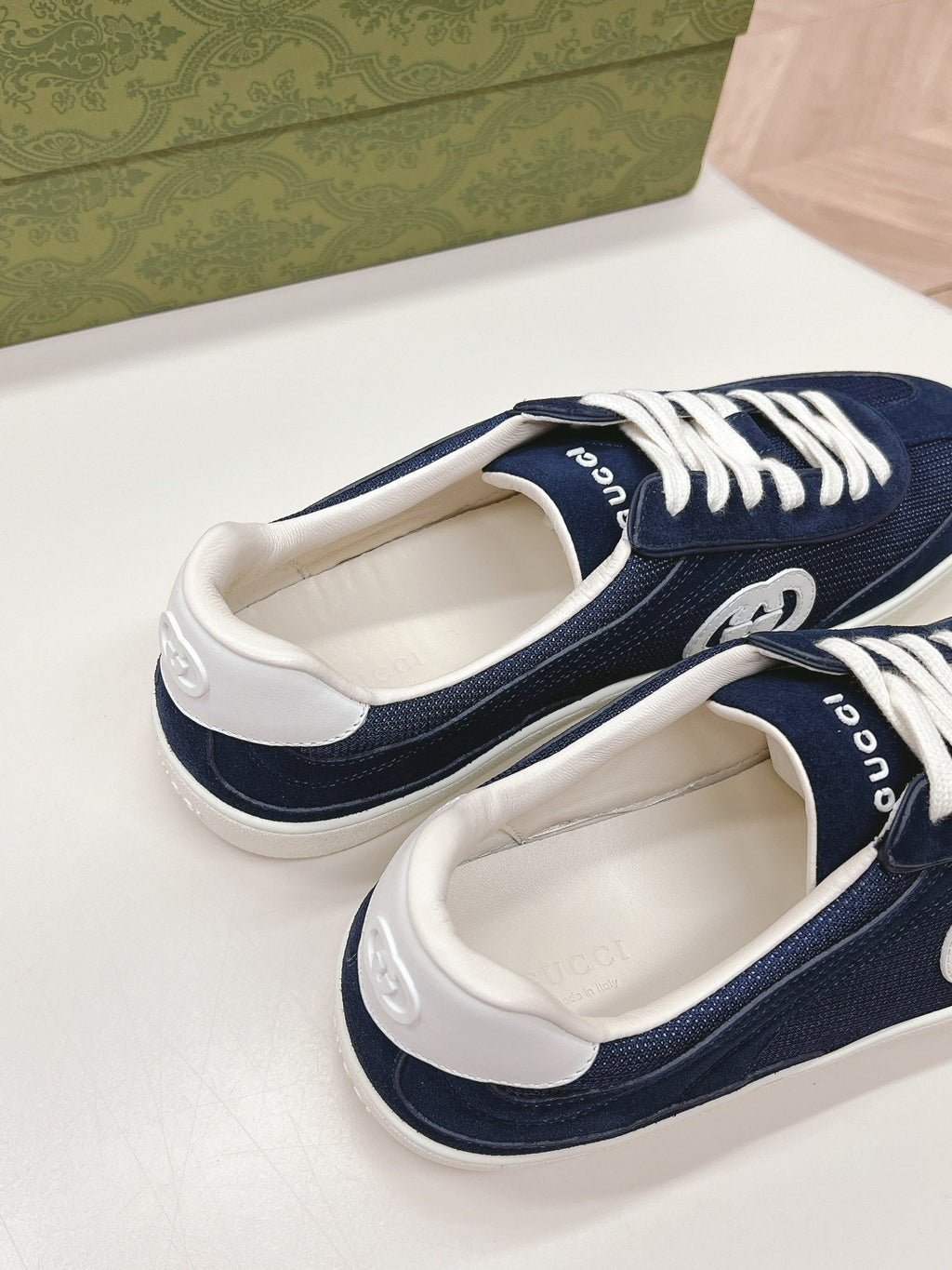 GUCCI SNEAKER WITH INTERLOCKING G IN SPACE BLUE SUEDE AND MESH