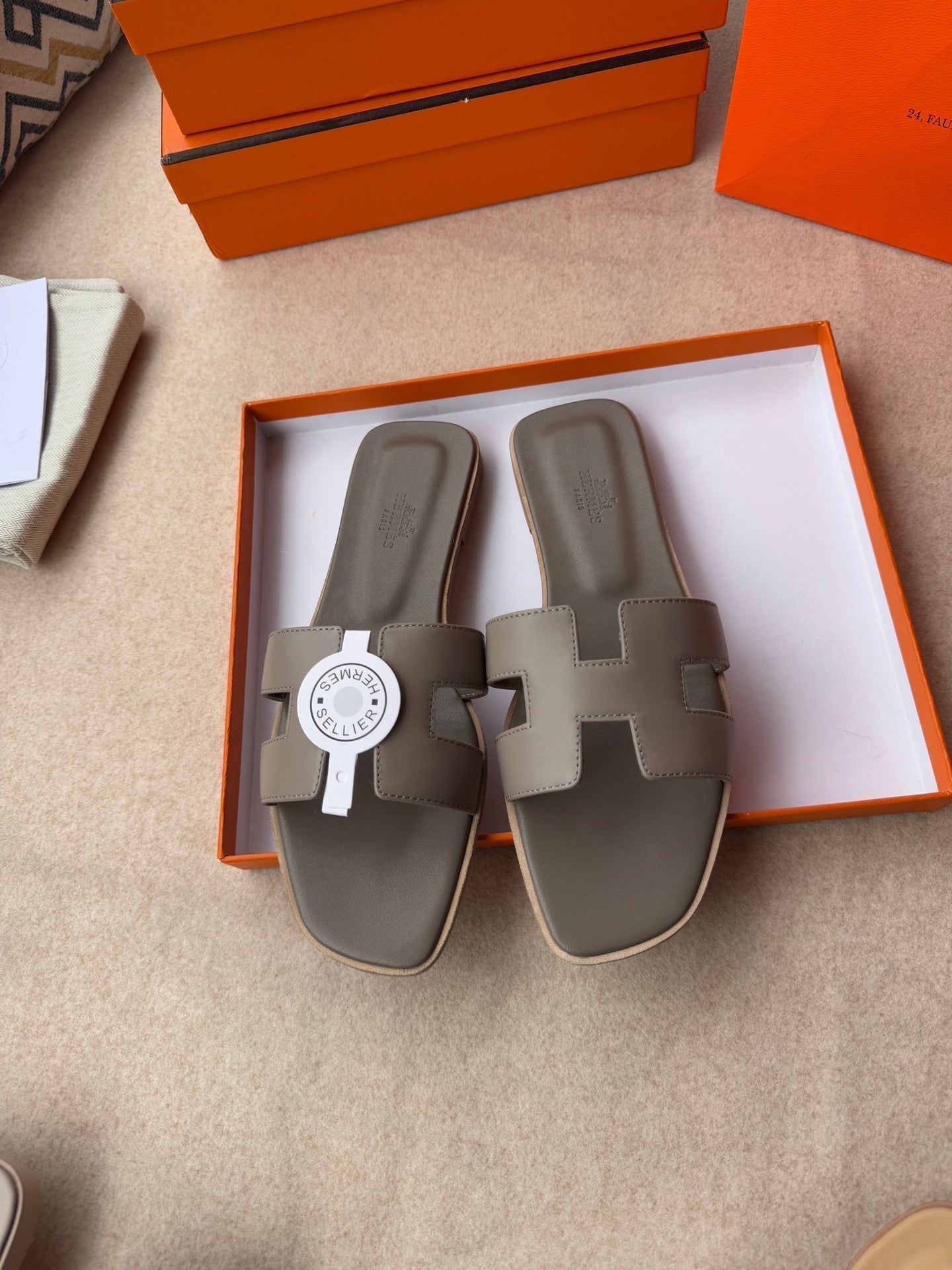 HERMES 0RAN SANDALS IN CEDAR BROWN CALFSKIN