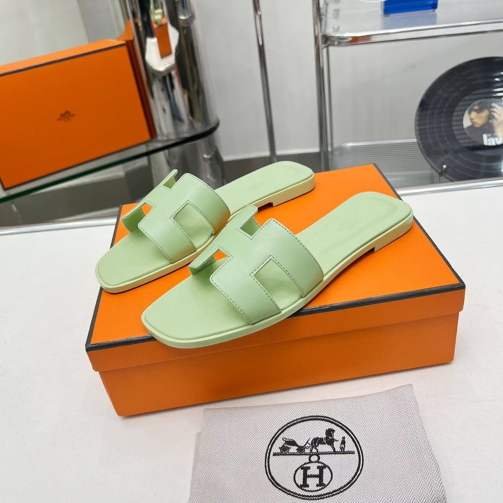 HERMES 0RAN SANDALS IN GREEN PASTEL CALFSKIN