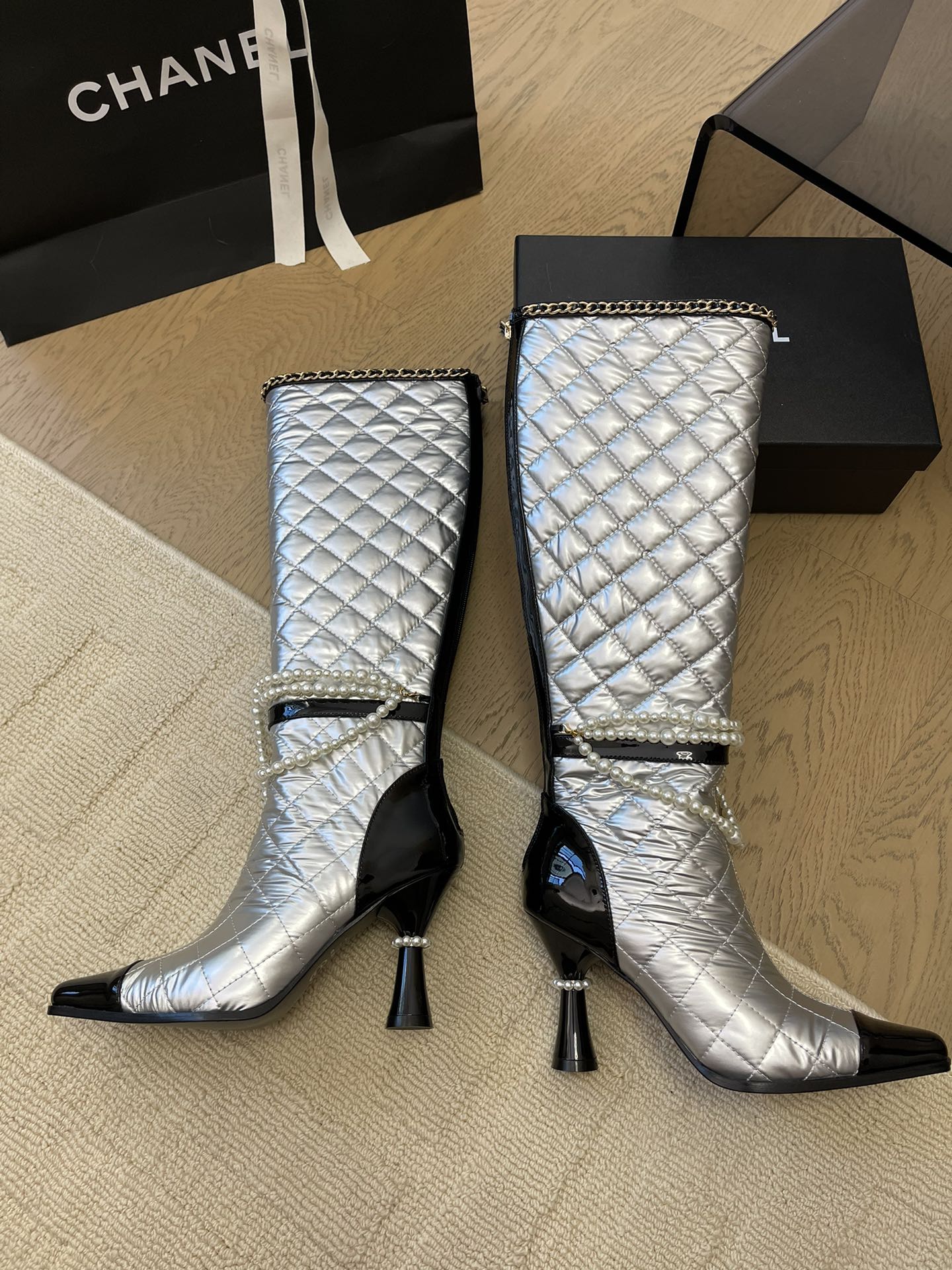 CHANEL KNEE HIGH BOOTS 8 CM IN SILVER MIX BLACK CALFSKIN WITH PEARL CHAIN