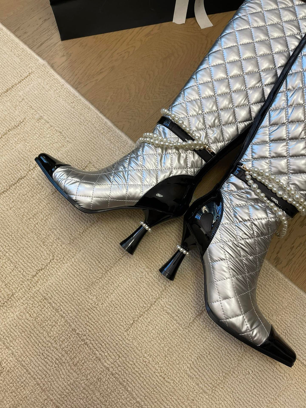 CHANEL KNEE HIGH BOOTS 8 CM IN SILVER MIX BLACK CALFSKIN WITH PEARL CHAIN