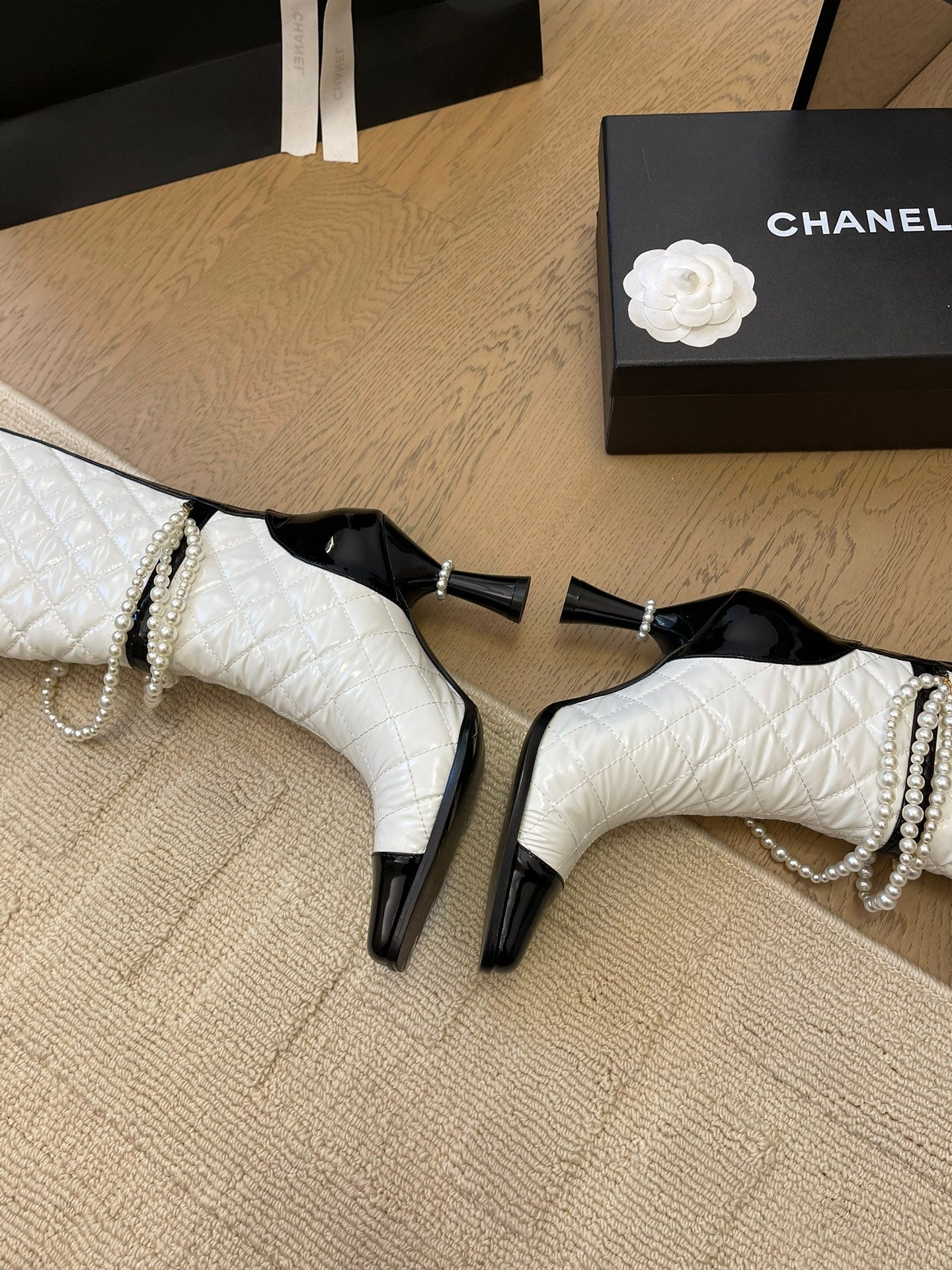 CHANEL KNEE HIGH BOOTS 8 CM IN WHITE MIX BLACK CALFSKIN WITH PEARL CHAIN