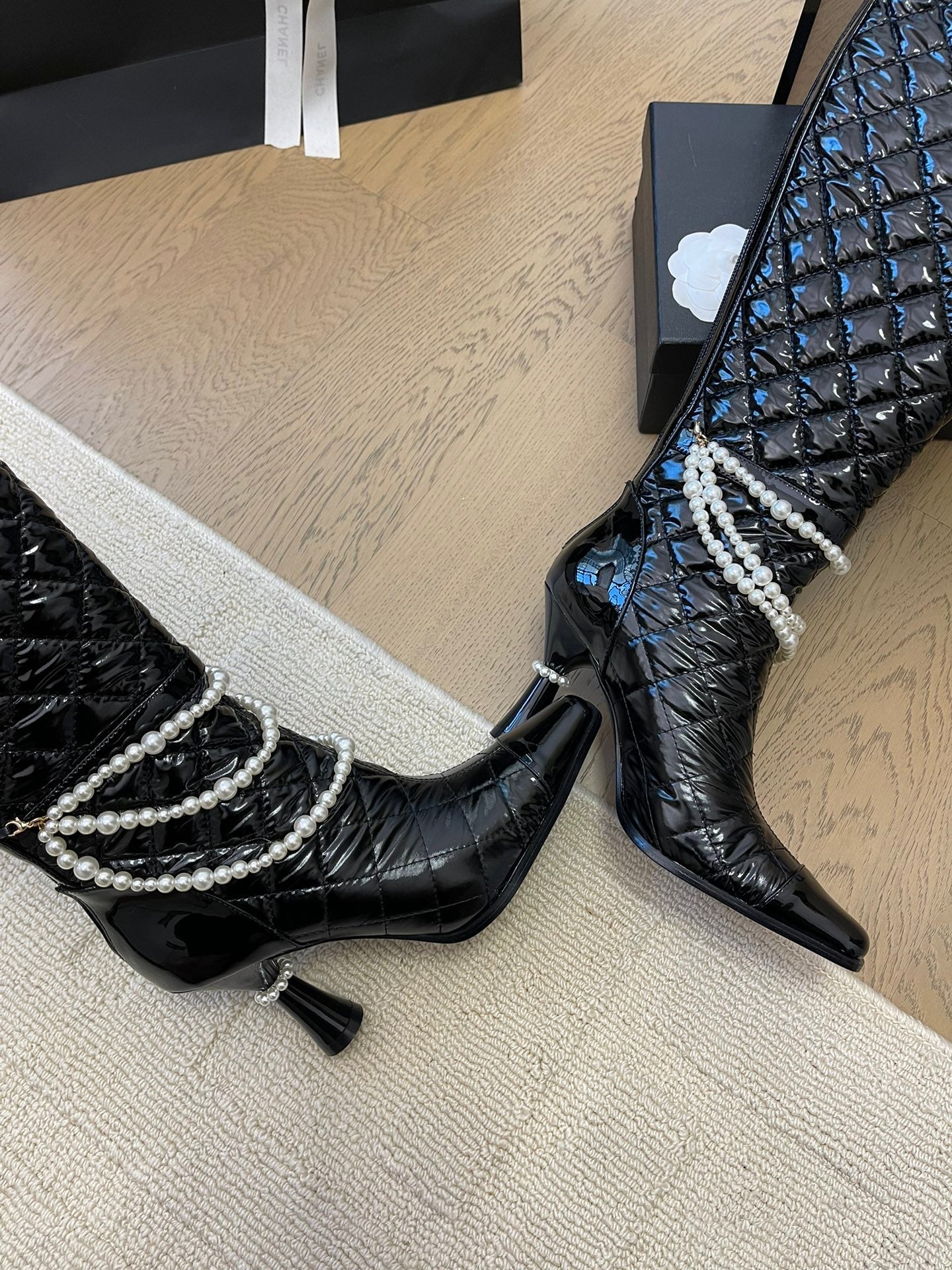 CHANEL KNEE HIGH BOOTS 8 CM IN BLACK CALFSKIN WITH PEARL CHAIN