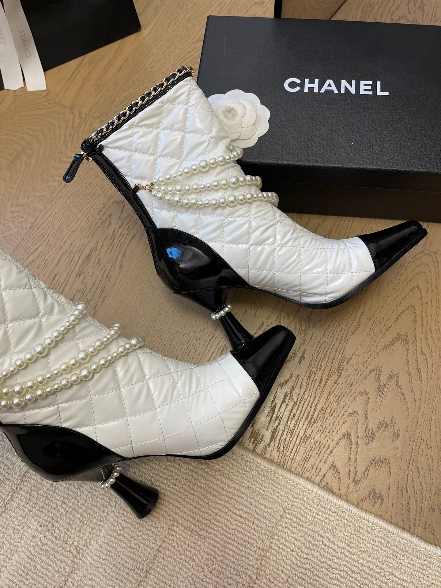 CHANEL HIGH HEELS 8CM BOOTS IN WHITE MIX BLACK CALFSKIN WITH PEARL CHAIN