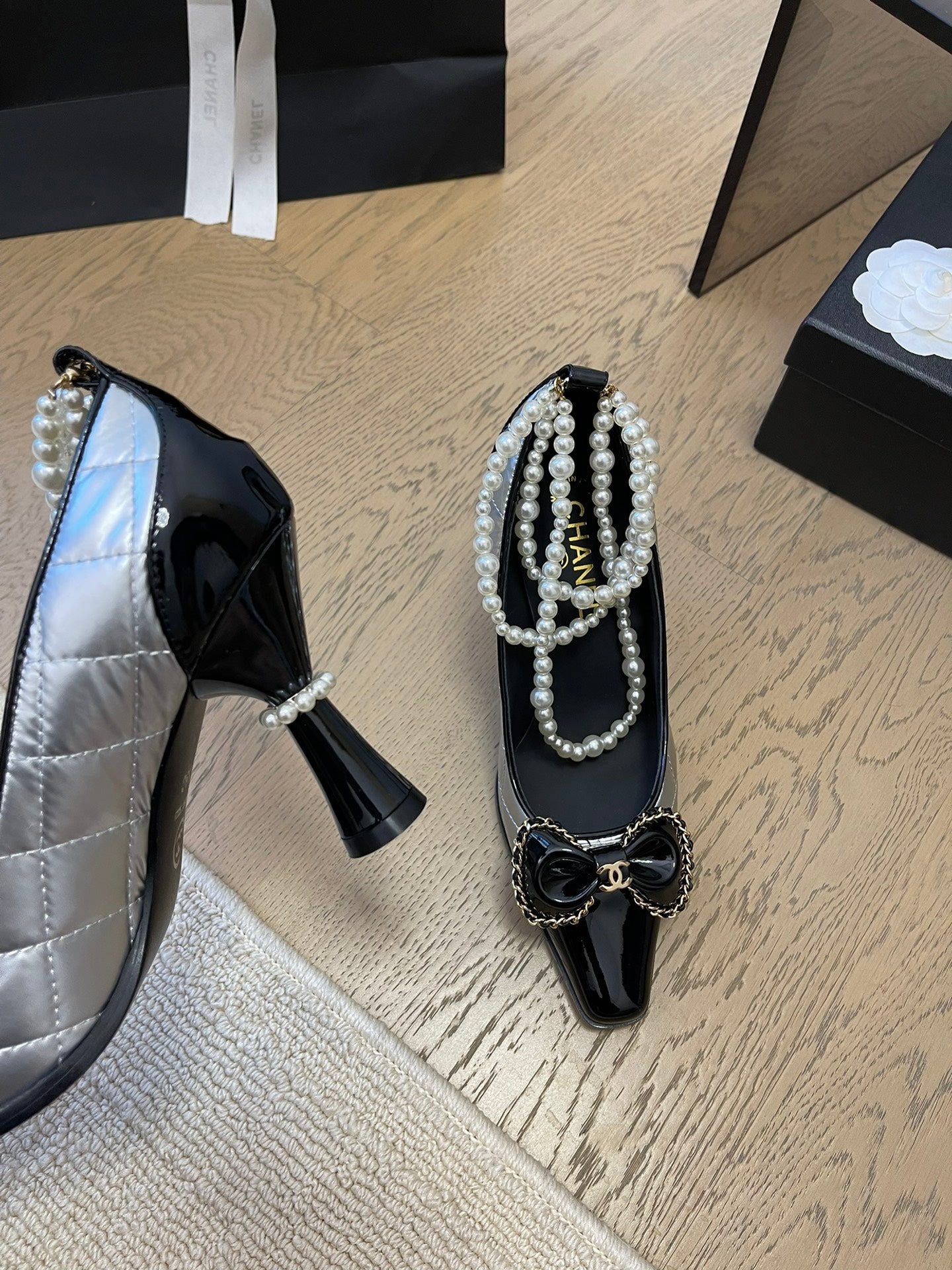 CHANEL HIGH HEEL 8 CM IN SILVER MIX BLACK CALFSKIN WITH PEARL CHAIN