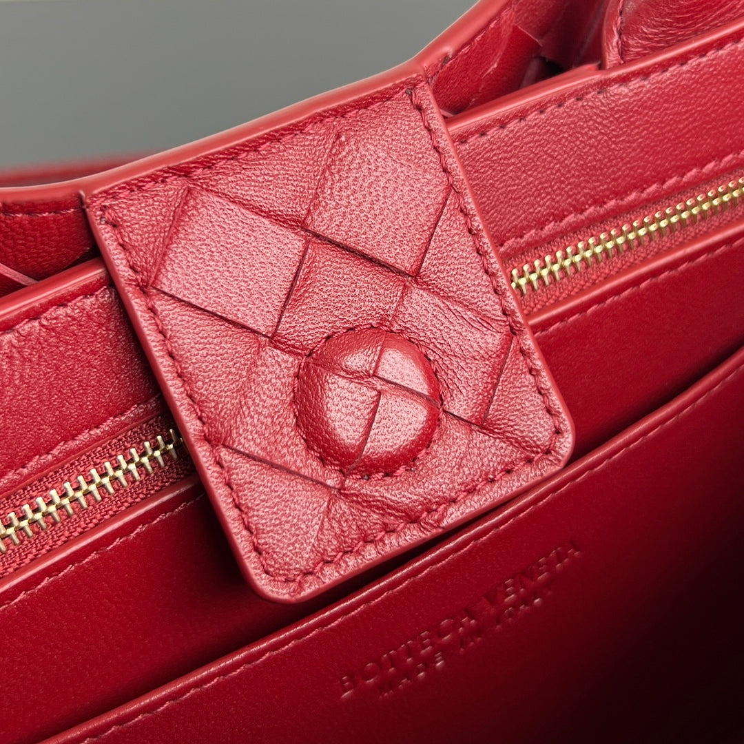 BOTTEGA VENETA SMALL ANDIAMO 29 IN RED LAMBSKIN